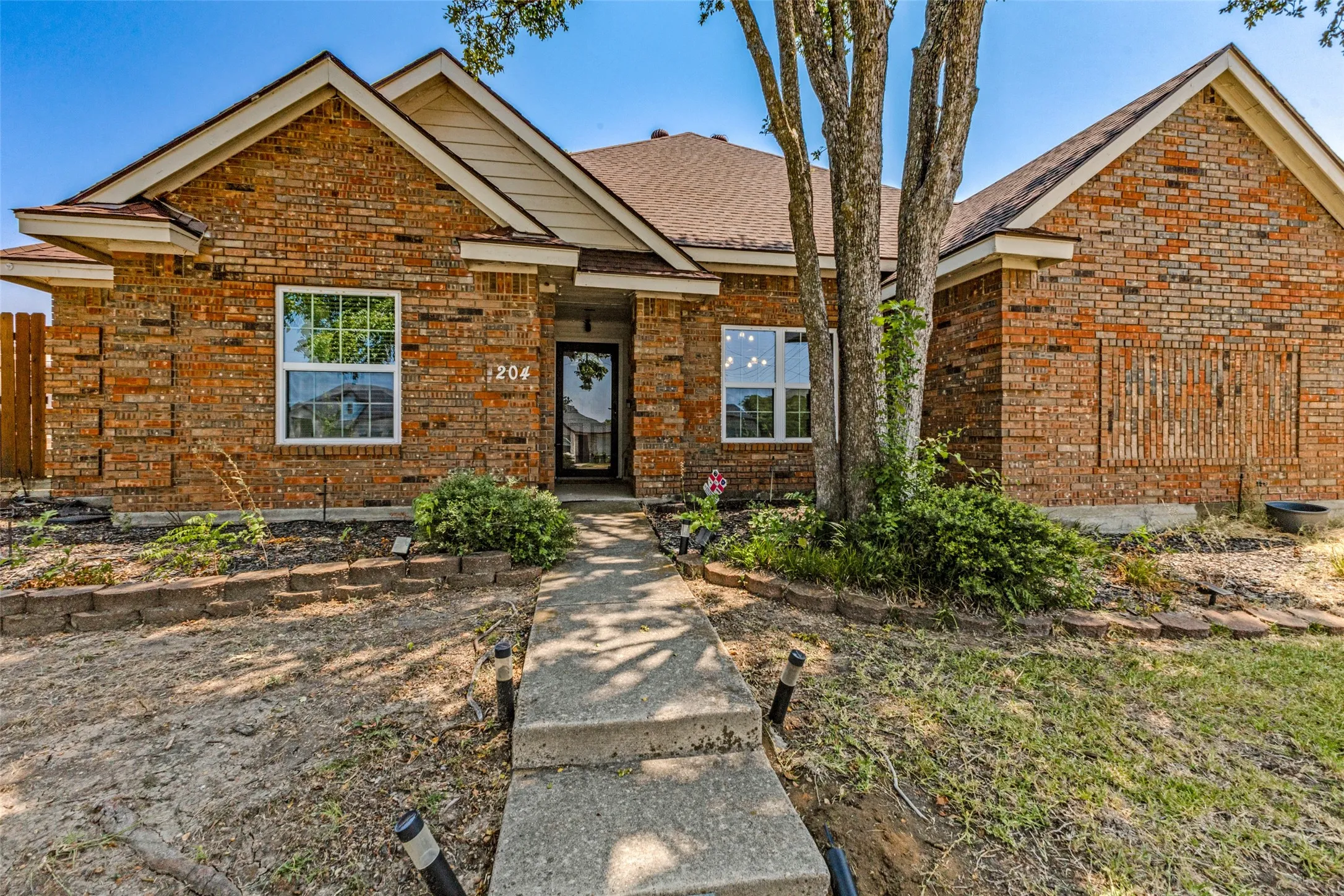 Single Family Residence For Rent in Collin County , 204 N W A Allen Boulevard, Wylie, Texas 75098, 3 Bedroom, 2 Bathroom, 4 Garage spaces, 1,455 Sqft, built in 1987, mls#21395501, Real Estate Agent in Wylie, Homes For Rent in Collin county, Homes For Rent in Wylie, Realtor in Wylie Texas, Real Estate Brokerage Independent Realty Texas, Luminita Cordes Realtor