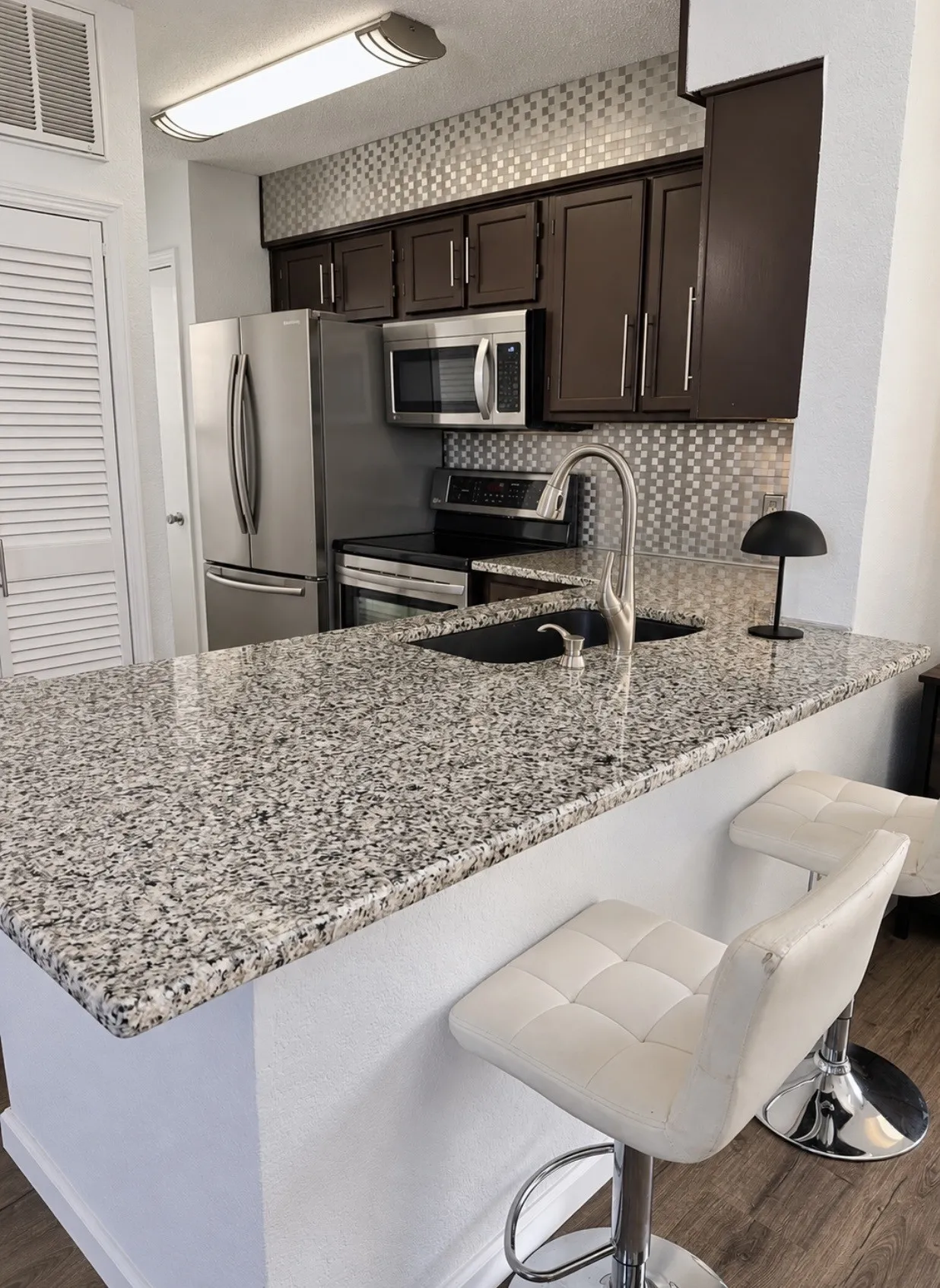 Breakfast bar perfect for informal meals and entertaining.