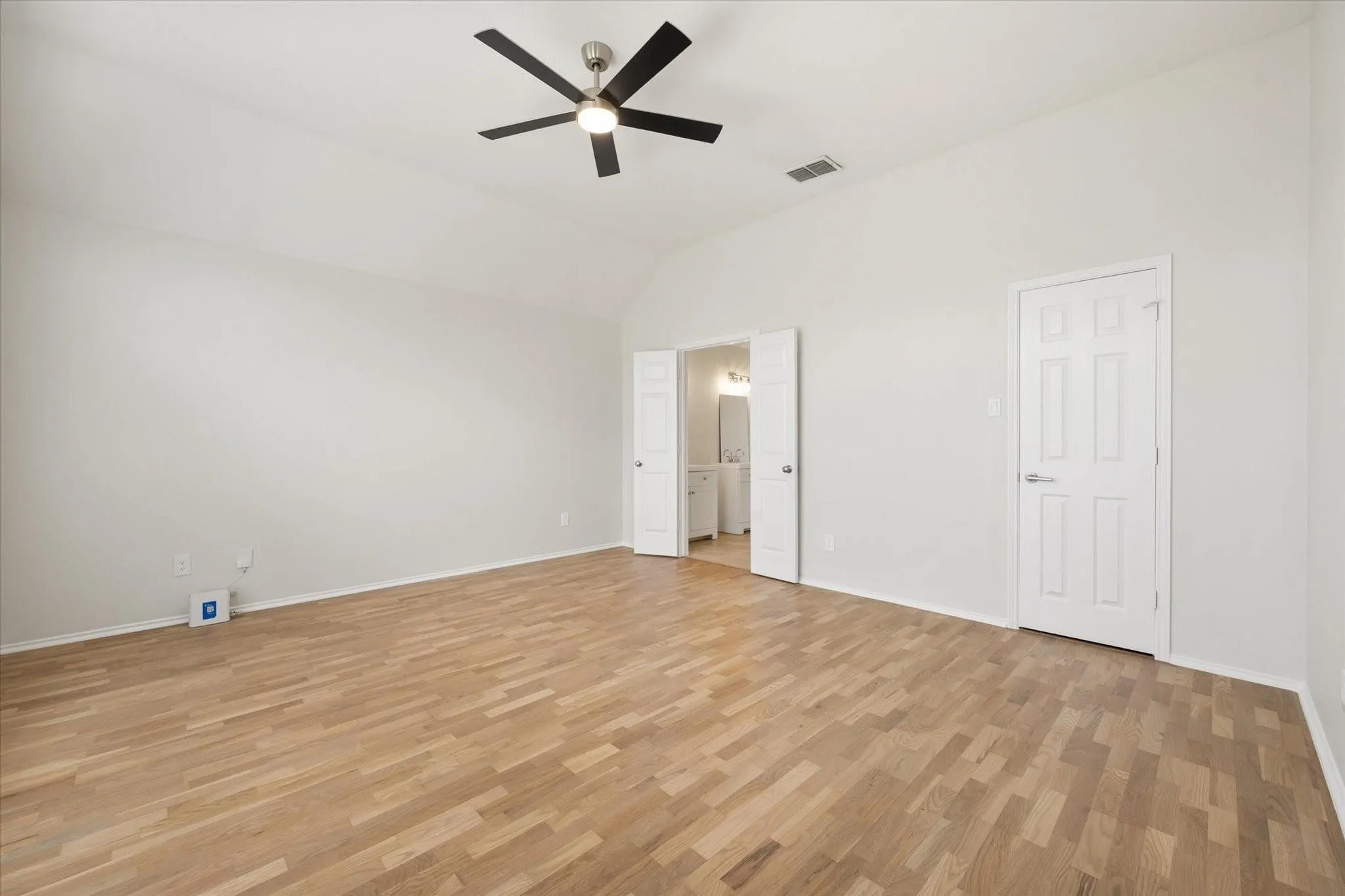 Single Family Residence For Sale in Tarrant County , 6604 High Brook Drive, Fort Worth, Texas 76132, 3 Bedroom, 2 Bathroom, 2 Garage spaces, 2,183 Sqft, built in 1997, mls#21395502, Real Estate Agent in Fort Worth, Homes For Sale in Tarrant county, Homes For Sale in Fort Worth, Realtor in Fort Worth Texas, Real Estate Brokerage Independent Realty Texas, Luminita Cordes Realtor