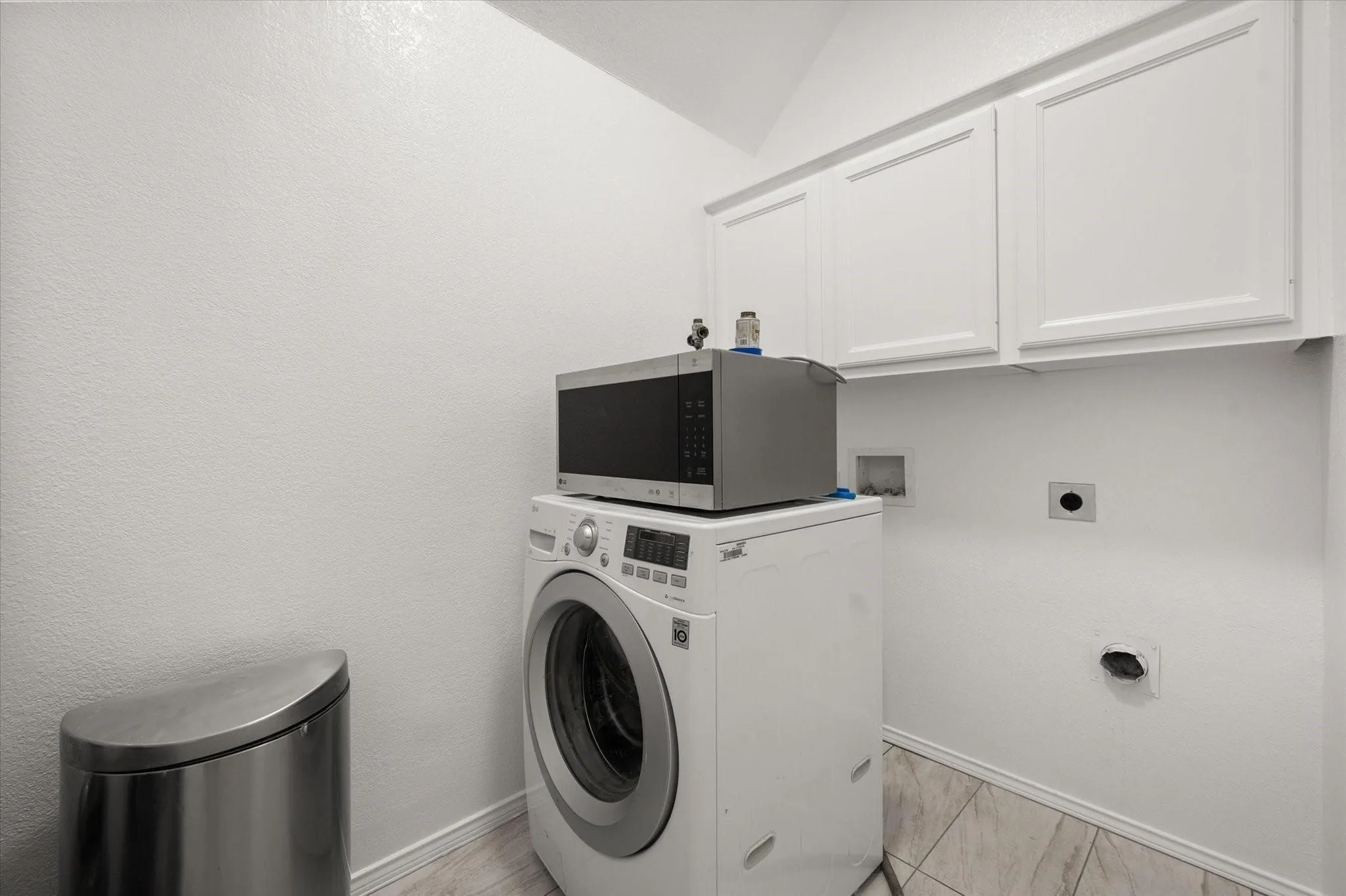 Single Family Residence For Sale in Tarrant County , 6604 High Brook Drive, Fort Worth, Texas 76132, 3 Bedroom, 2 Bathroom, 2 Garage spaces, 2,183 Sqft, built in 1997, mls#21395502, Real Estate Agent in Fort Worth, Homes For Sale in Tarrant county, Homes For Sale in Fort Worth, Realtor in Fort Worth Texas, Real Estate Brokerage Independent Realty Texas, Luminita Cordes Realtor