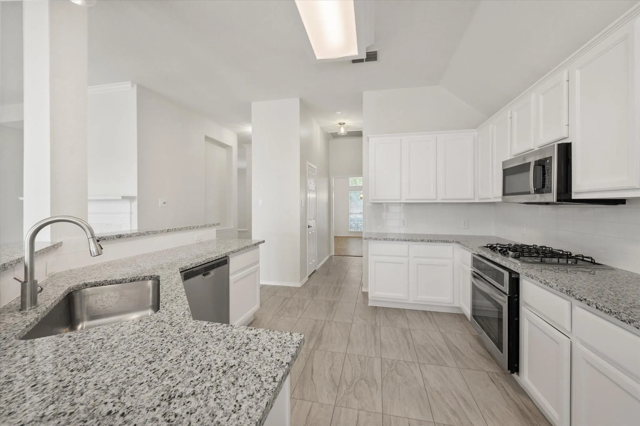 Single Family Residence For Sale in Tarrant County , 6604 High Brook Drive, Fort Worth, Texas 76132, 3 Bedroom, 2 Bathroom, 2 Garage spaces, 2,183 Sqft, built in 1997, mls#21395502, Real Estate Agent in Fort Worth, Homes For Sale in Tarrant county, Homes For Sale in Fort Worth, Realtor in Fort Worth Texas, Real Estate Brokerage Independent Realty Texas, Luminita Cordes Realtor