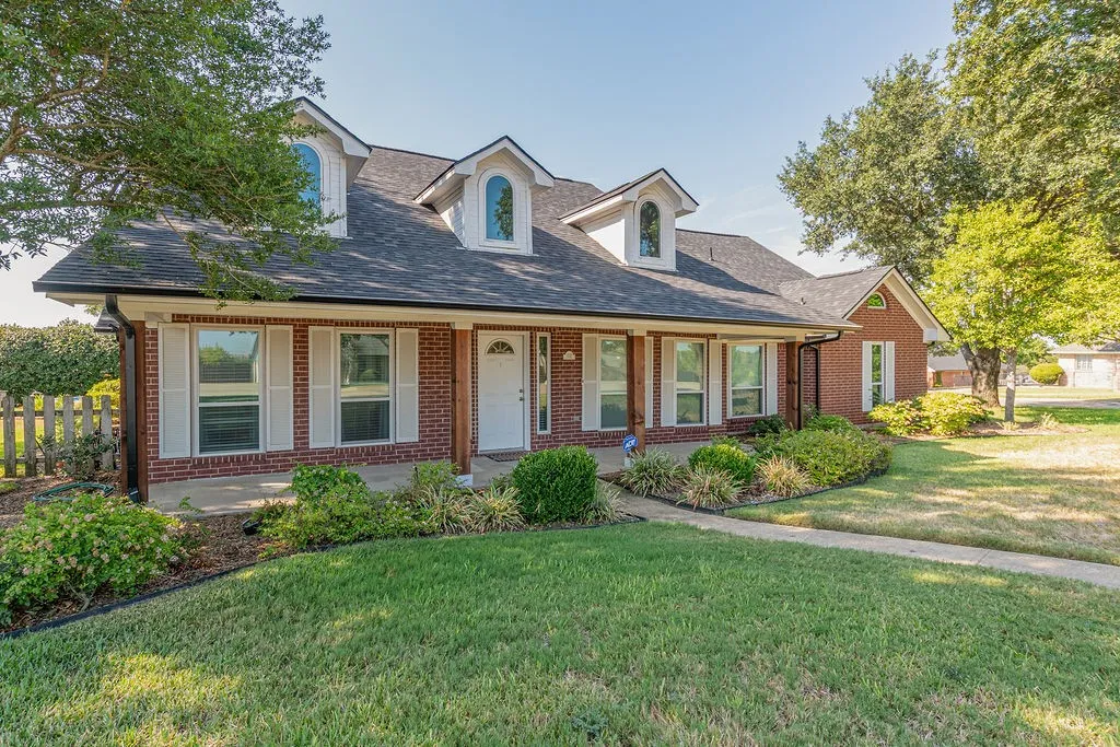 Single Family Residence For Sale in Kaufman County , 102 Fairway Lane, Crandall, Texas 75114, 3 Bedroom, 3 Bathroom, 2 Garage spaces, 2,429 Sqft, built in 1997, mls#21391758, Real Estate Agent in Crandall, Homes For Sale in Kaufman county, Homes For Sale in Crandall, Realtor in Crandall Texas, Real Estate Brokerage Independent Realty Texas, Luminita Cordes Realtor