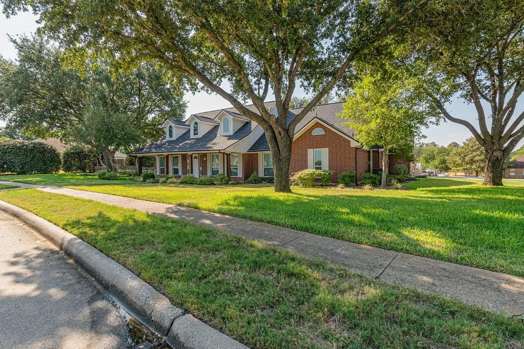 Single Family Residence For Sale in Kaufman County , 102 Fairway Lane, Crandall, Texas 75114, 3 Bedroom, 3 Bathroom, 2 Garage spaces, 2,429 Sqft, built in 1997, mls#21391758, Real Estate Agent in Crandall, Homes For Sale in Kaufman county, Homes For Sale in Crandall, Realtor in Crandall Texas, Real Estate Brokerage Independent Realty Texas, Luminita Cordes Realtor