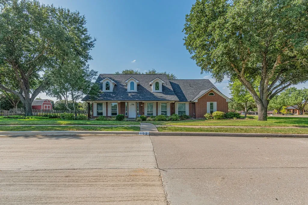 Single Family Residence For Sale in Kaufman County , 102 Fairway Lane, Crandall, Texas 75114, 3 Bedroom, 3 Bathroom, 2 Garage spaces, 2,429 Sqft, built in 1997, mls#21391758, Real Estate Agent in Crandall, Homes For Sale in Kaufman county, Homes For Sale in Crandall, Realtor in Crandall Texas, Real Estate Brokerage Independent Realty Texas, Luminita Cordes Realtor
