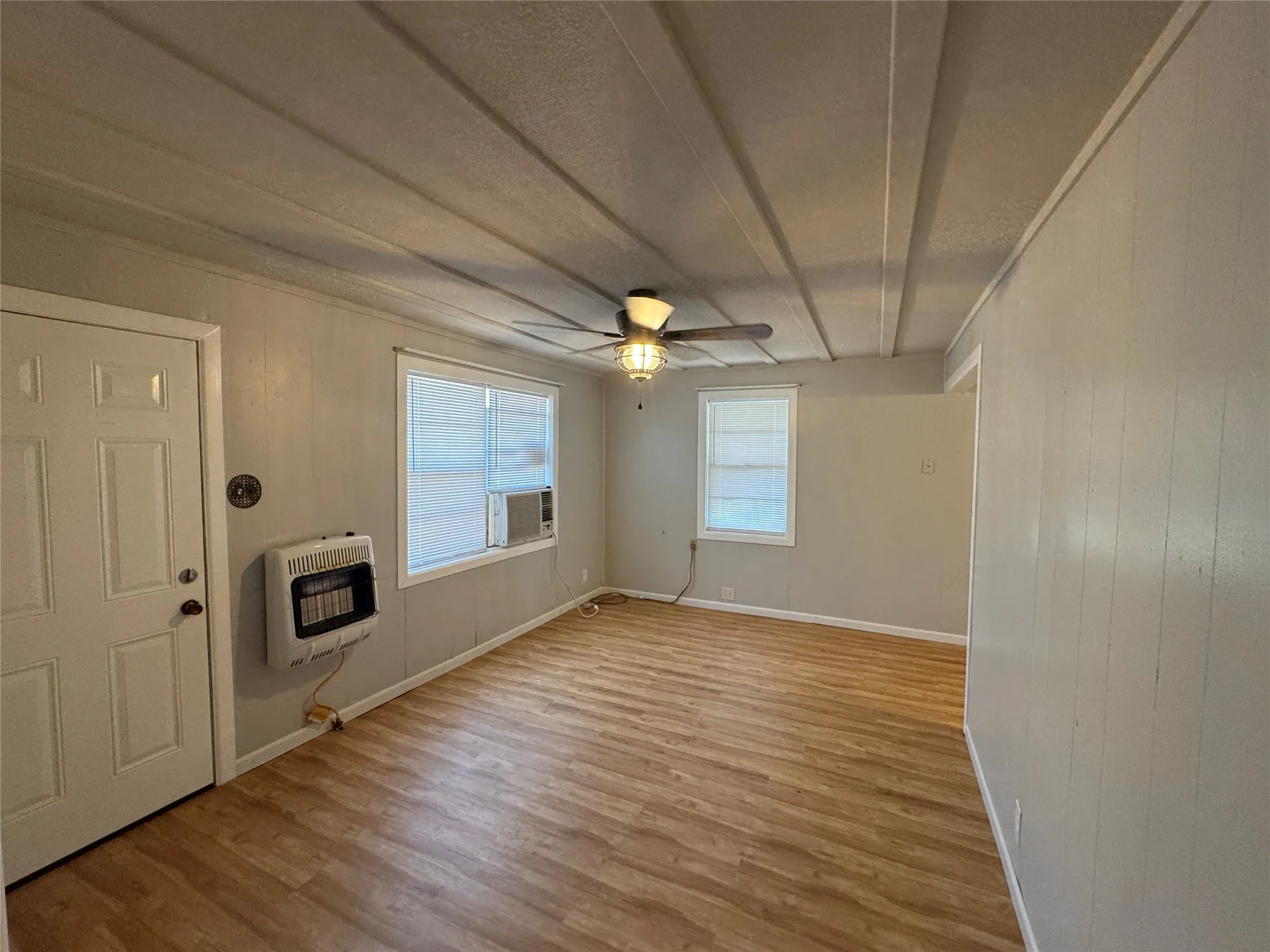 Single Family Residence For Rent in Grayson County , 413 E Locust Street, Whitewright, Texas 75491, 2 Bedroom, 1 Bathroom, Garage spaces, 640 Sqft, built in 1950, mls#21395505, Real Estate Agent in Whitewright, Homes For Rent in Grayson county, Homes For Rent in Whitewright, Realtor in Whitewright Texas, Real Estate Brokerage Independent Realty Texas, Luminita Cordes Realtor