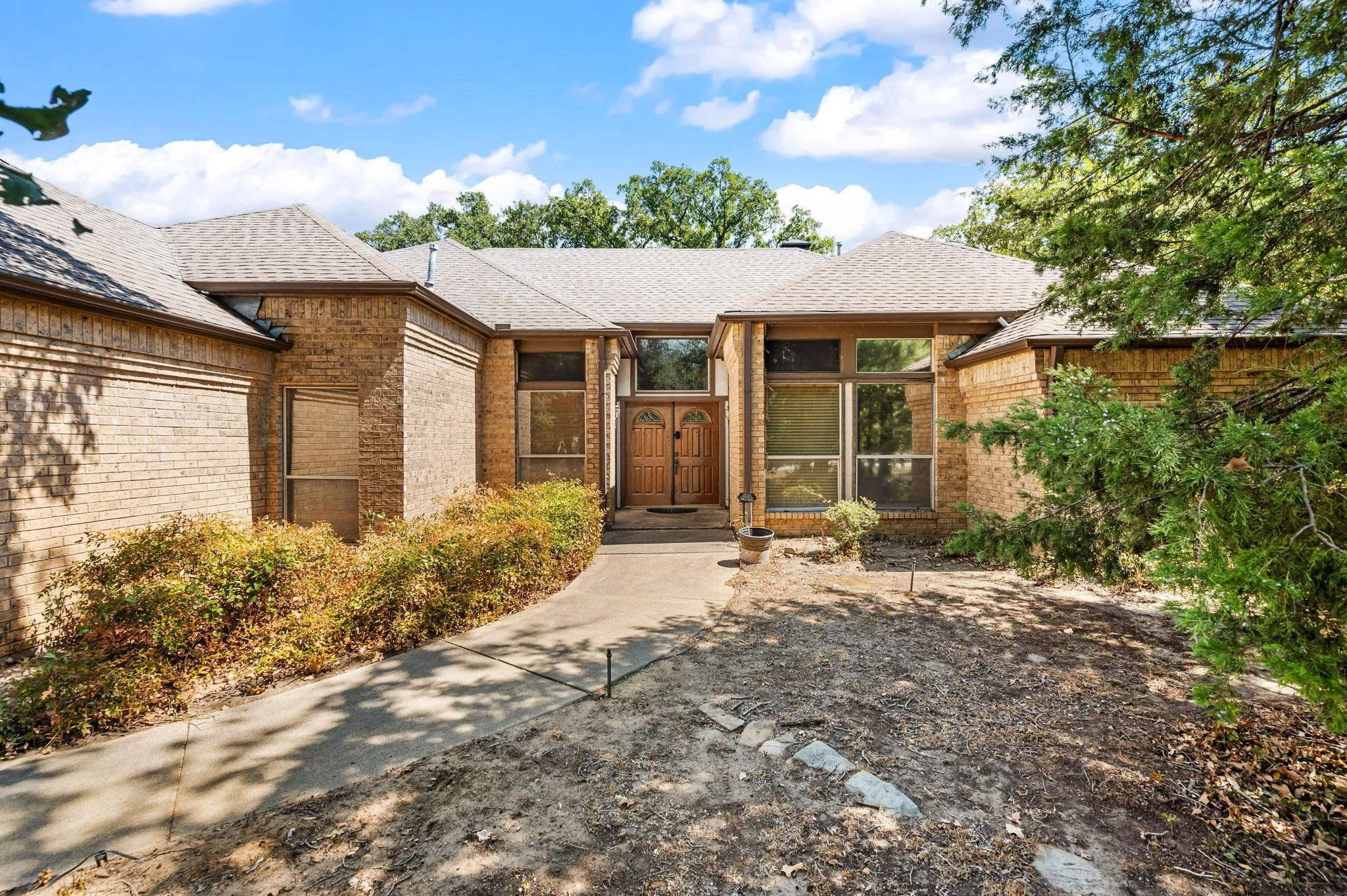 Single Family Residence For Sale in Tarrant County , 1653 creekside Drive, Southlake, Texas 76092, 4 Bedroom, 3 Bathroom, 2 Garage spaces, 2,833 Sqft, built in 1982, mls#21395506, Real Estate Agent in Southlake, Homes For Sale in Tarrant county, Homes For Sale in Southlake, Realtor in Southlake Texas, Real Estate Brokerage Independent Realty Texas, Luminita Cordes Realtor