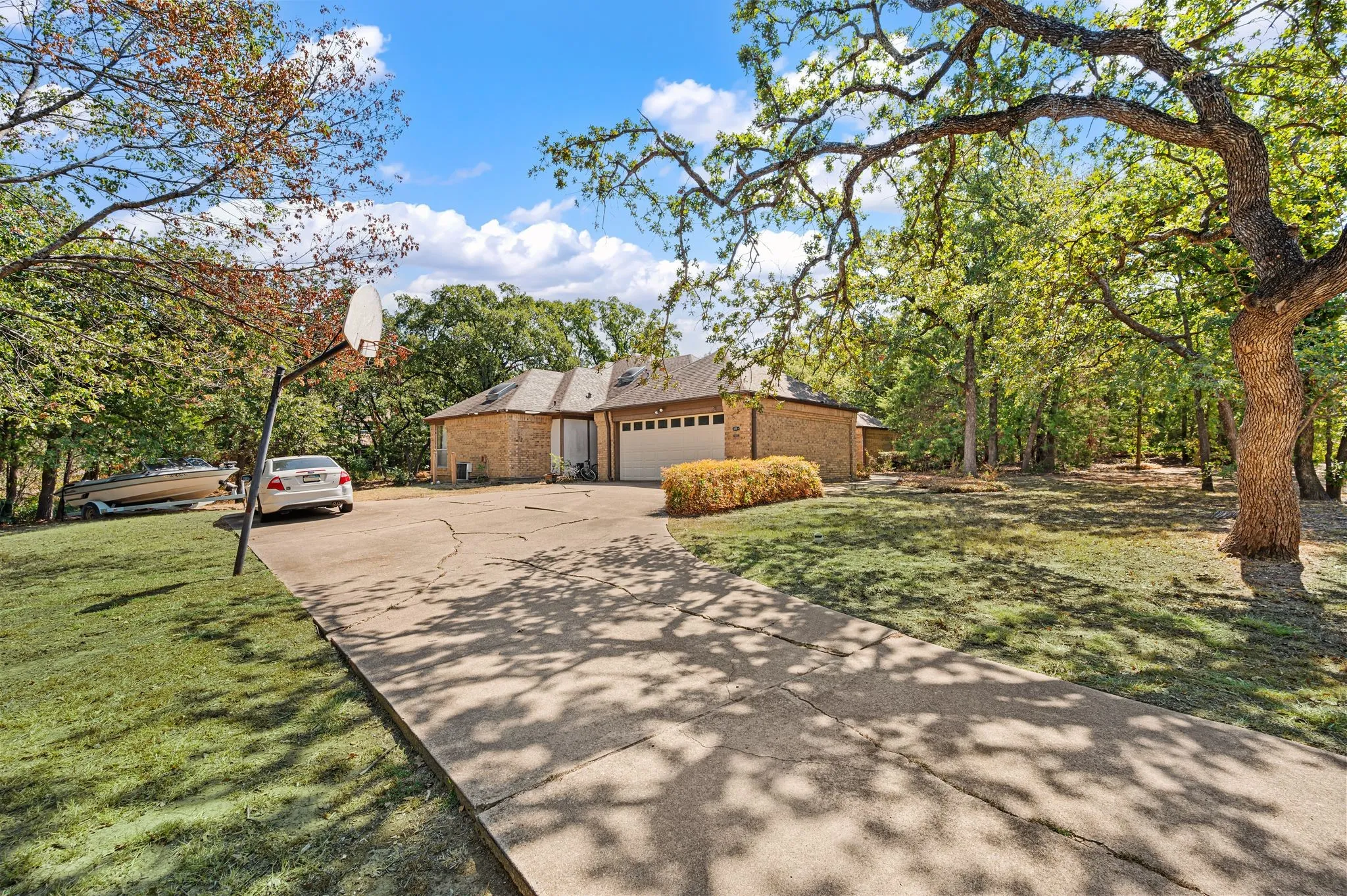 Single Family Residence For Sale in Tarrant County , 1653 creekside Drive, Southlake, Texas 76092, 4 Bedroom, 3 Bathroom, 2 Garage spaces, 2,833 Sqft, built in 1982, mls#21395506, Real Estate Agent in Southlake, Homes For Sale in Tarrant county, Homes For Sale in Southlake, Realtor in Southlake Texas, Real Estate Brokerage Independent Realty Texas, Luminita Cordes Realtor