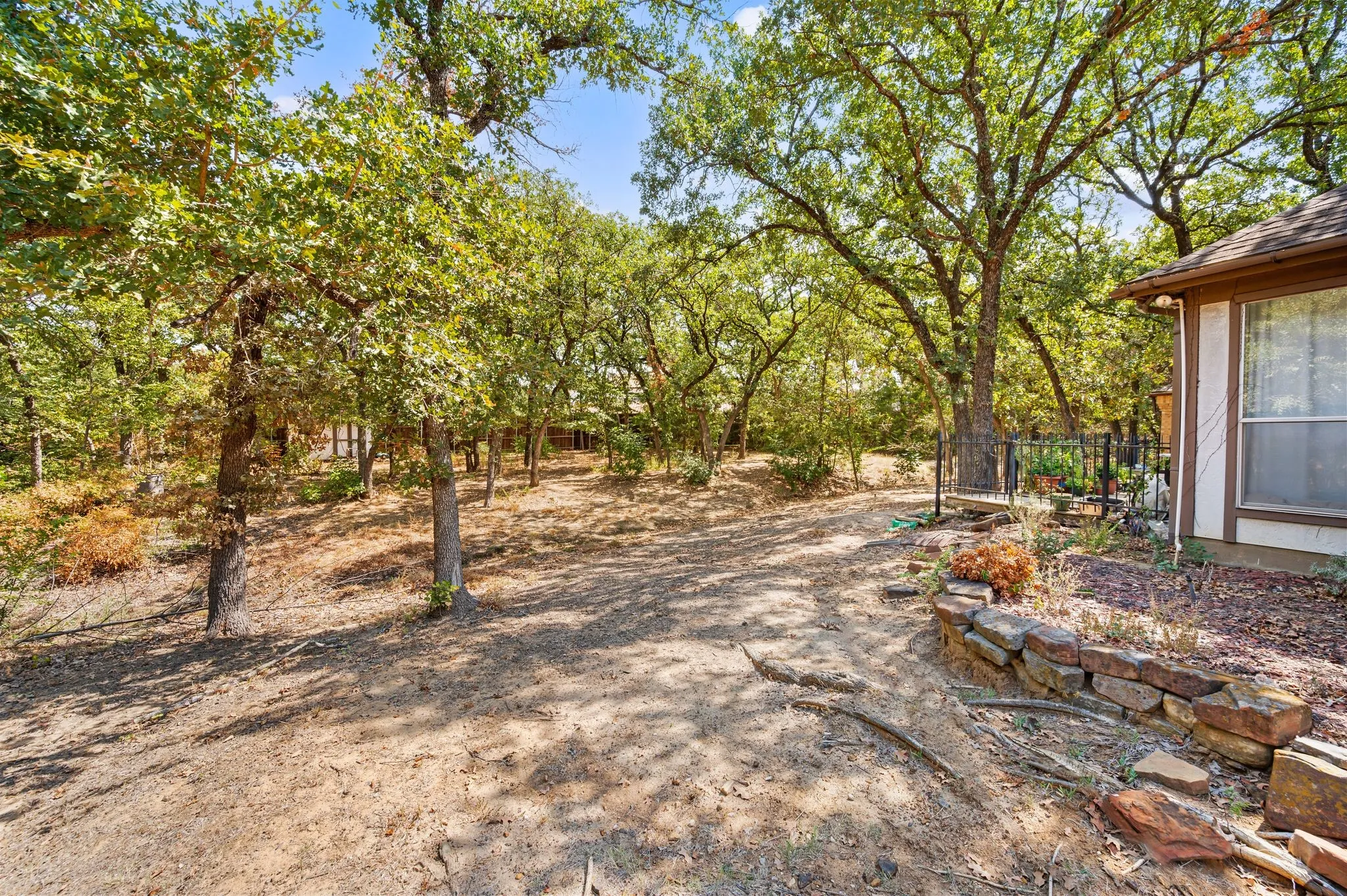 Single Family Residence For Sale in Tarrant County , 1653 creekside Drive, Southlake, Texas 76092, 4 Bedroom, 3 Bathroom, 2 Garage spaces, 2,833 Sqft, built in 1982, mls#21395506, Real Estate Agent in Southlake, Homes For Sale in Tarrant county, Homes For Sale in Southlake, Realtor in Southlake Texas, Real Estate Brokerage Independent Realty Texas, Luminita Cordes Realtor