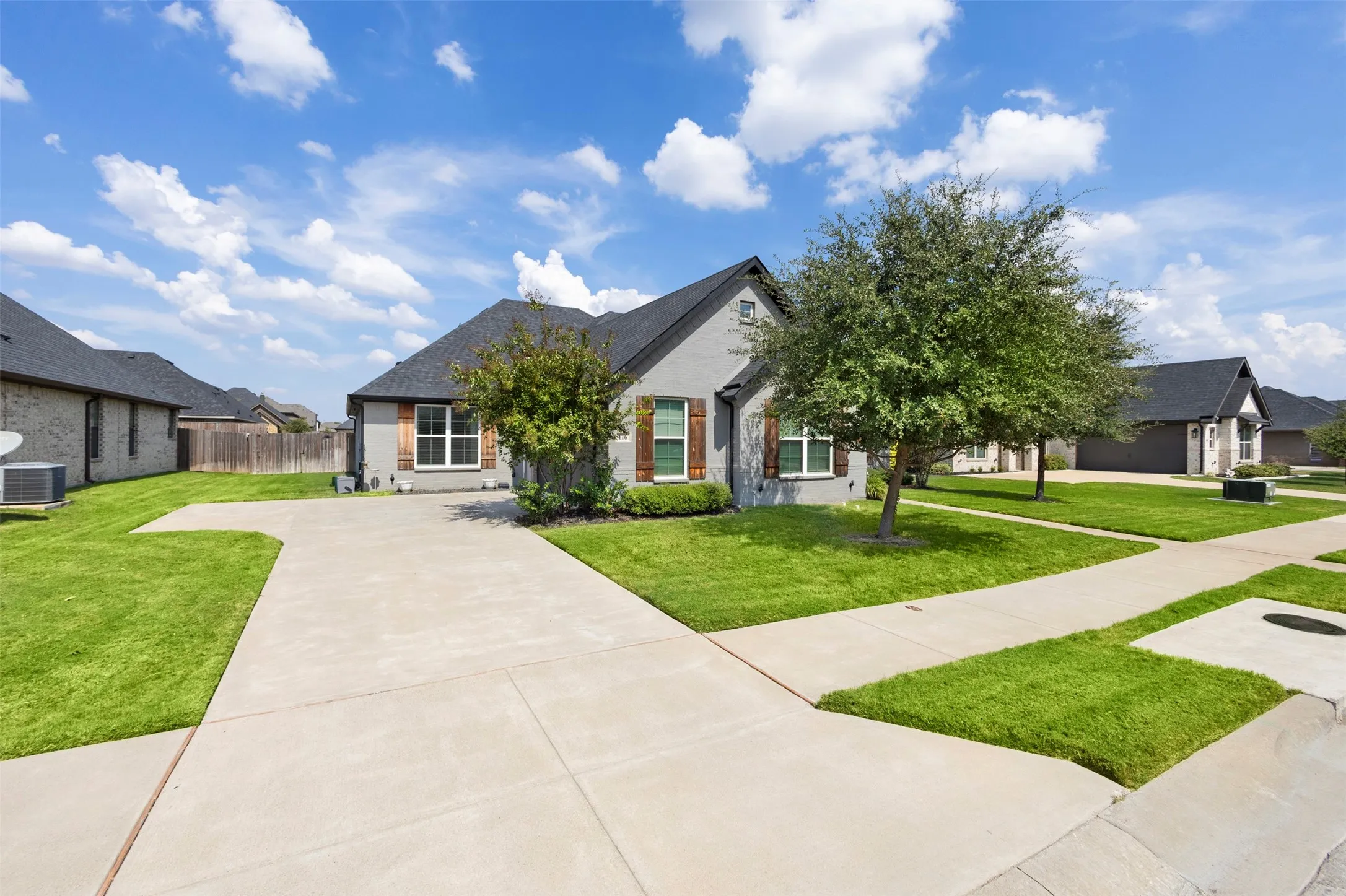 Single Family Residence For Sale in Ellis County , 116 Steves Way, Waxahachie, Texas 75165, 4 Bedroom, 2 Bathroom, 2 Garage spaces, 2,270 Sqft, built in 2021, mls#21391994, Real Estate Agent in Waxahachie, Homes For Sale in Ellis county, Homes For Sale in Waxahachie, Realtor in Waxahachie Texas, Real Estate Brokerage Independent Realty Texas, Luminita Cordes Realtor