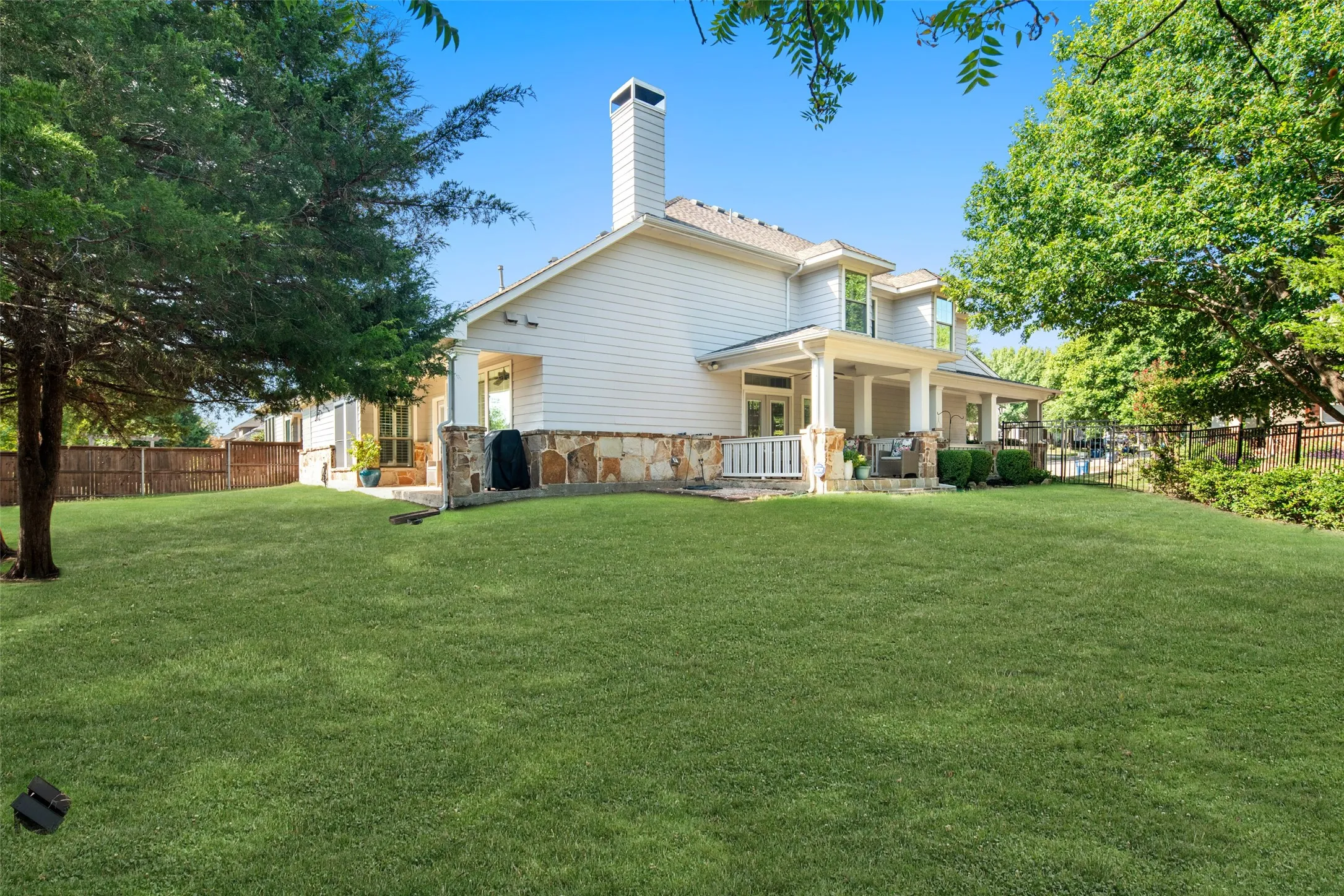 This home is set perfectly on the .25 Acre Lot to offer the maximum amount of space to enjoy! Some items virtually staged.