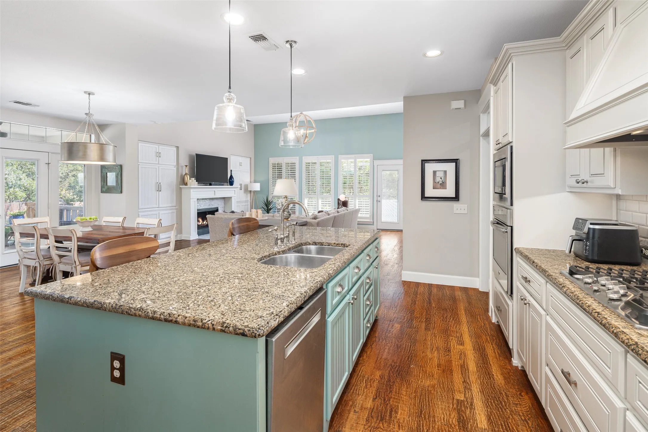 Chef’s Kitchen with Open floorplan, seamless flow to Breakfast Room and Living Area! Stainless Appliances, Gas Cooktop, Vent to outside, Granite Countertops, Decorative Backsplash, Ample storage, Walk in Pantry.