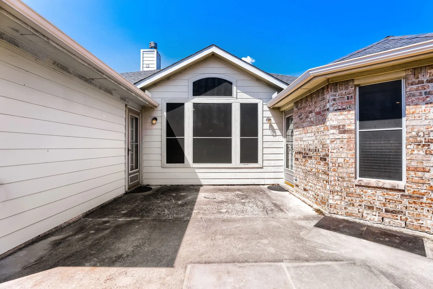 Single Family Residence For Sale in Dallas County , 2616 Cantura Drive, Mesquite, Texas 75181, 3 Bedroom, 2 Bathroom, 2 Garage spaces, 2,086 Sqft, built in 2002, mls#21394093, Real Estate Agent in Mesquite, Homes For Sale in Dallas county, Homes For Sale in Mesquite, Realtor in Mesquite Texas, Real Estate Brokerage Independent Realty Texas, Luminita Cordes Realtor
