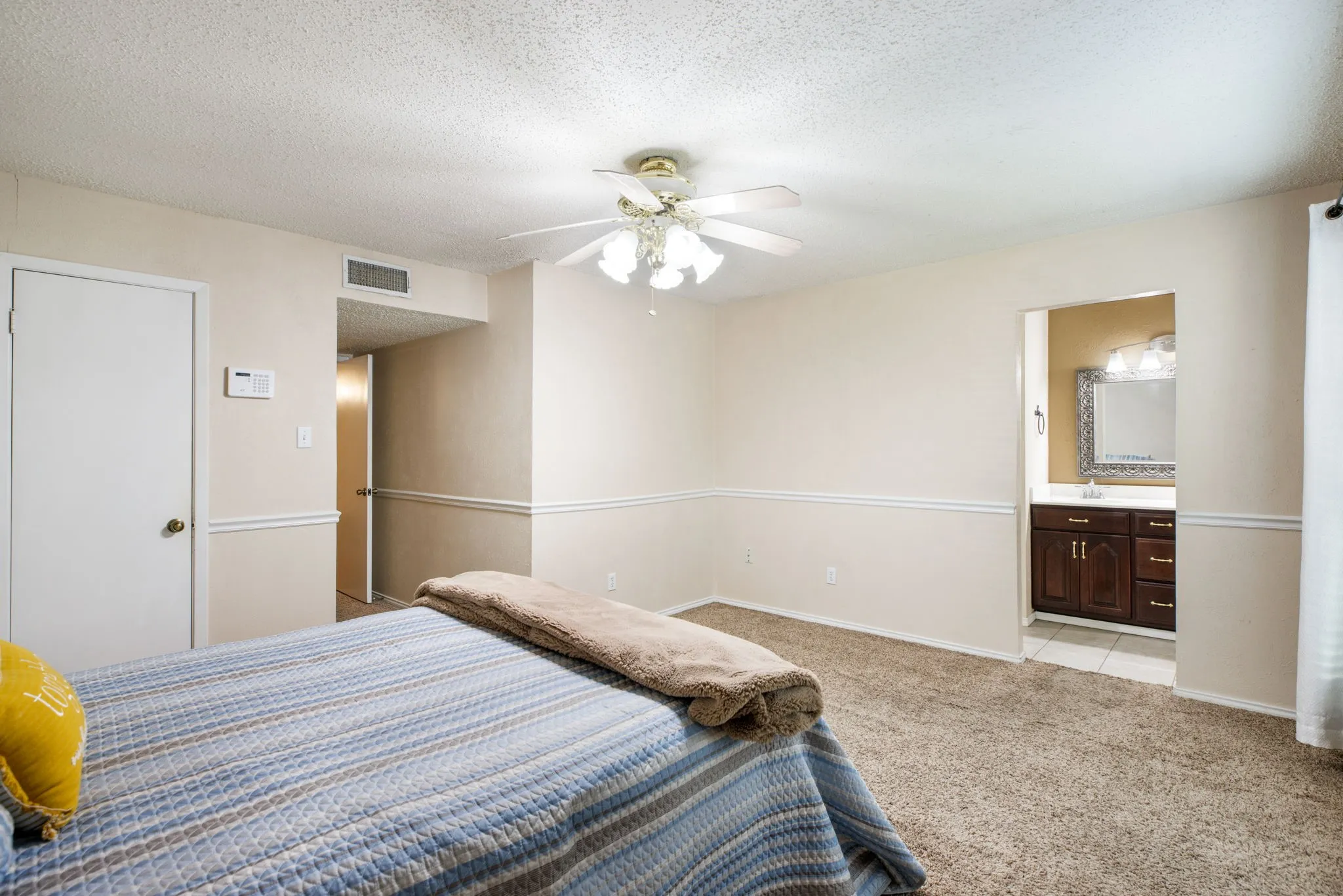 Single Family Residence For Sale in Tarrant County , 715 Salem Drive, Arlington, Texas 76014, 4 Bedroom, 2 Bathroom, 2 Garage spaces, 2,146 Sqft, built in 1977, mls#21393607, Real Estate Agent in Arlington, Homes For Sale in Tarrant county, Homes For Sale in Arlington, Realtor in Arlington Texas, Real Estate Brokerage Independent Realty Texas, Luminita Cordes Realtor