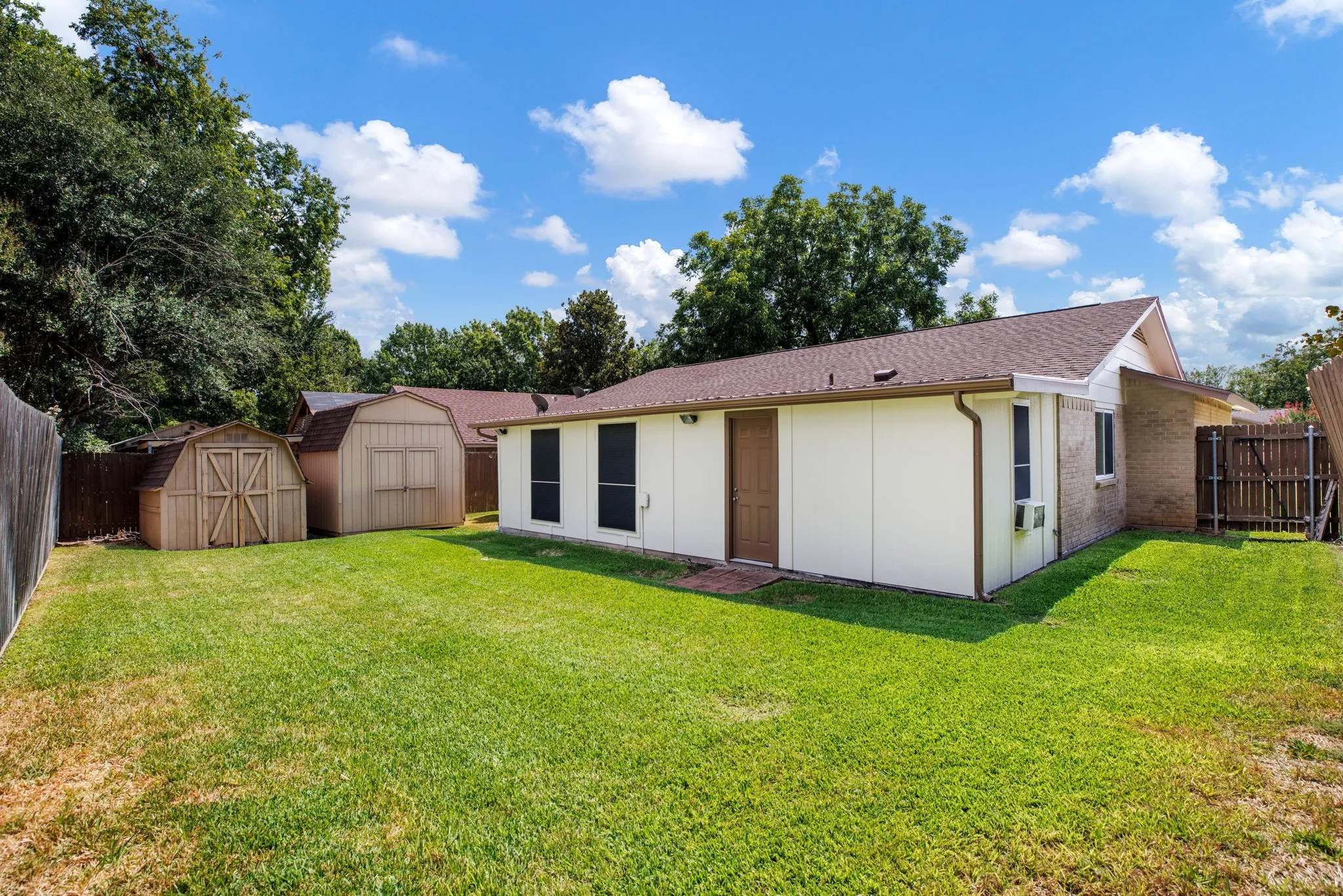 Single Family Residence For Sale in Tarrant County , 715 Salem Drive, Arlington, Texas 76014, 4 Bedroom, 2 Bathroom, 2 Garage spaces, 2,146 Sqft, built in 1977, mls#21393607, Real Estate Agent in Arlington, Homes For Sale in Tarrant county, Homes For Sale in Arlington, Realtor in Arlington Texas, Real Estate Brokerage Independent Realty Texas, Luminita Cordes Realtor