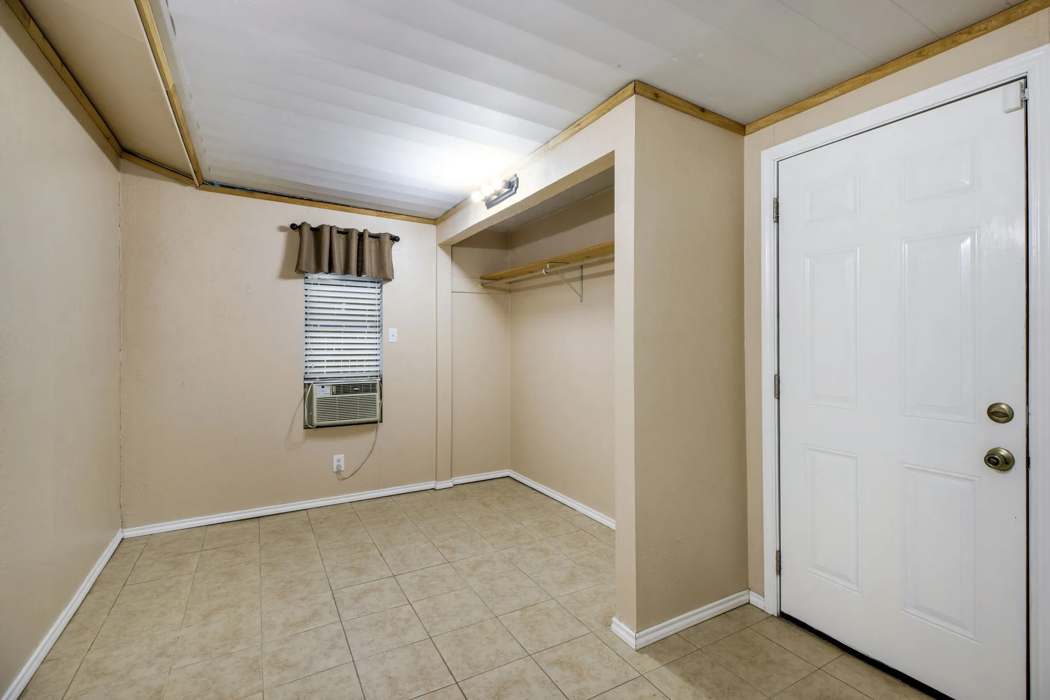 Single Family Residence For Sale in Tarrant County , 715 Salem Drive, Arlington, Texas 76014, 4 Bedroom, 2 Bathroom, 2 Garage spaces, 2,146 Sqft, built in 1977, mls#21393607, Real Estate Agent in Arlington, Homes For Sale in Tarrant county, Homes For Sale in Arlington, Realtor in Arlington Texas, Real Estate Brokerage Independent Realty Texas, Luminita Cordes Realtor