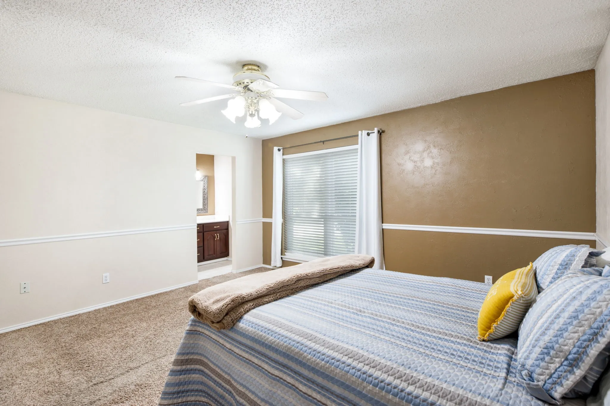 Single Family Residence For Sale in Tarrant County , 715 Salem Drive, Arlington, Texas 76014, 4 Bedroom, 2 Bathroom, 2 Garage spaces, 2,146 Sqft, built in 1977, mls#21393607, Real Estate Agent in Arlington, Homes For Sale in Tarrant county, Homes For Sale in Arlington, Realtor in Arlington Texas, Real Estate Brokerage Independent Realty Texas, Luminita Cordes Realtor