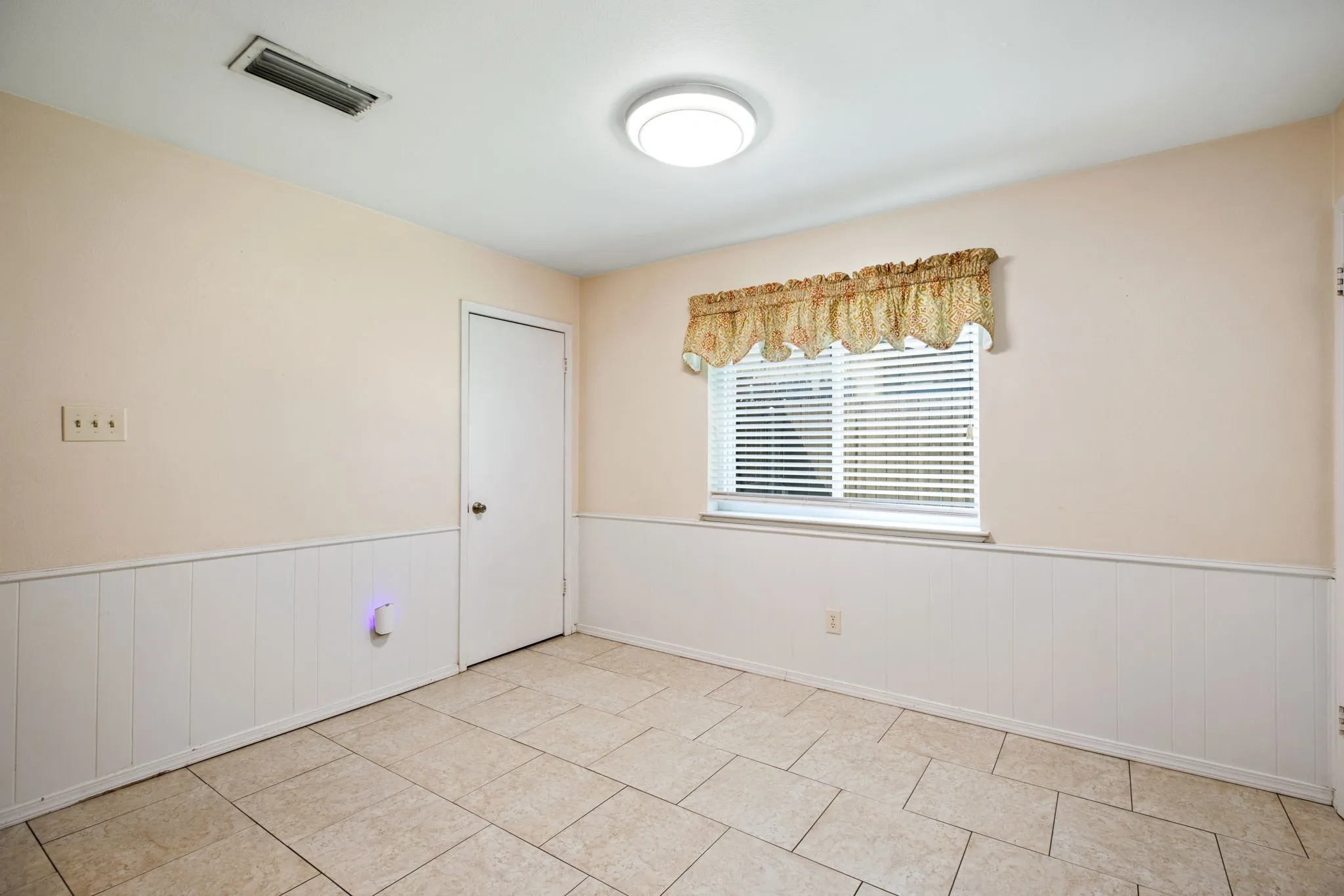 Single Family Residence For Sale in Tarrant County , 715 Salem Drive, Arlington, Texas 76014, 4 Bedroom, 2 Bathroom, 2 Garage spaces, 2,146 Sqft, built in 1977, mls#21393607, Real Estate Agent in Arlington, Homes For Sale in Tarrant county, Homes For Sale in Arlington, Realtor in Arlington Texas, Real Estate Brokerage Independent Realty Texas, Luminita Cordes Realtor