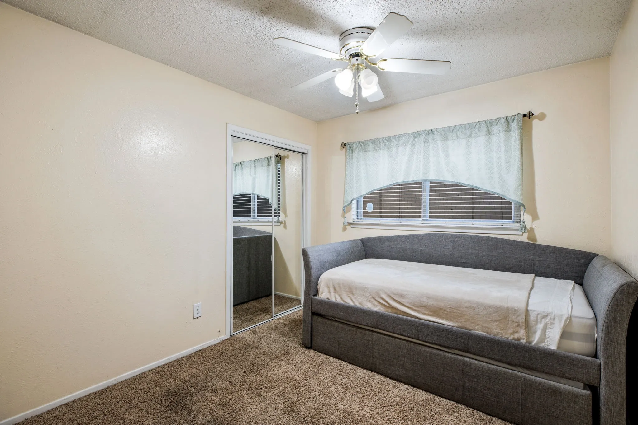 Single Family Residence For Sale in Tarrant County , 715 Salem Drive, Arlington, Texas 76014, 4 Bedroom, 2 Bathroom, 2 Garage spaces, 2,146 Sqft, built in 1977, mls#21393607, Real Estate Agent in Arlington, Homes For Sale in Tarrant county, Homes For Sale in Arlington, Realtor in Arlington Texas, Real Estate Brokerage Independent Realty Texas, Luminita Cordes Realtor