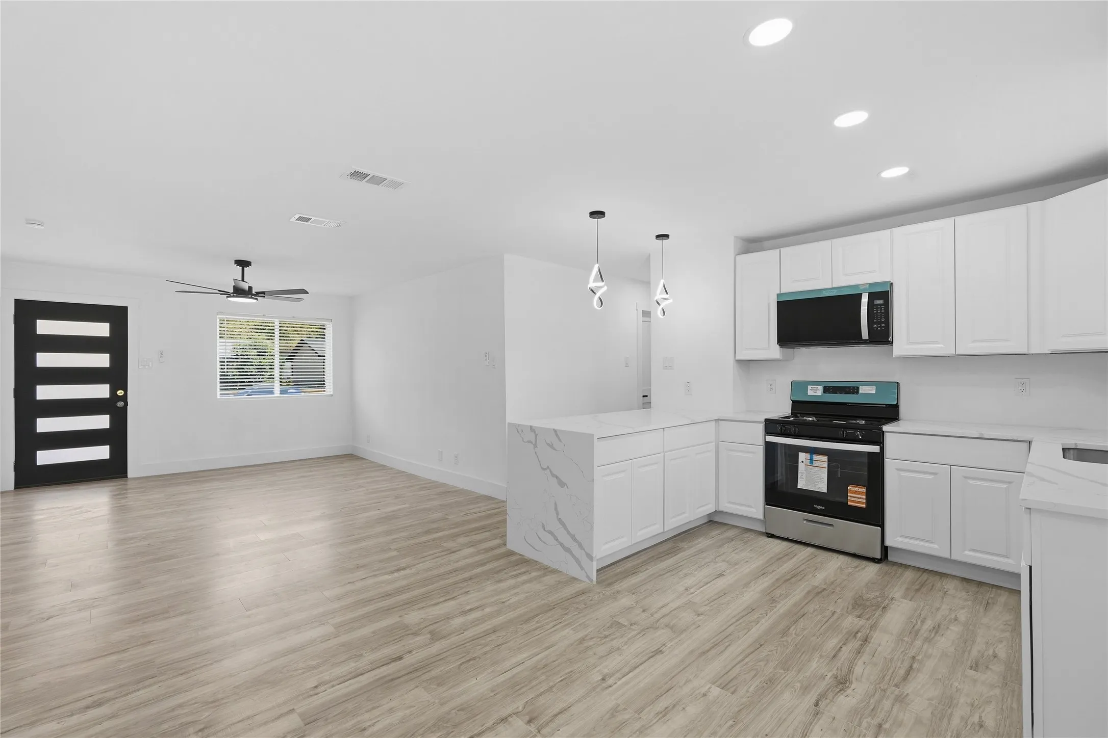 Single Family Residence For Sale in Tarrant County , 1504 Daniel Drive, Arlington, Texas 76010, 4 Bedroom, 2 Bathroom, Garage spaces, 1,239 Sqft, built in 1955, mls#21394531, Real Estate Agent in Arlington, Homes For Sale in Tarrant county, Homes For Sale in Arlington, Realtor in Arlington Texas, Real Estate Brokerage Independent Realty Texas, Luminita Cordes Realtor