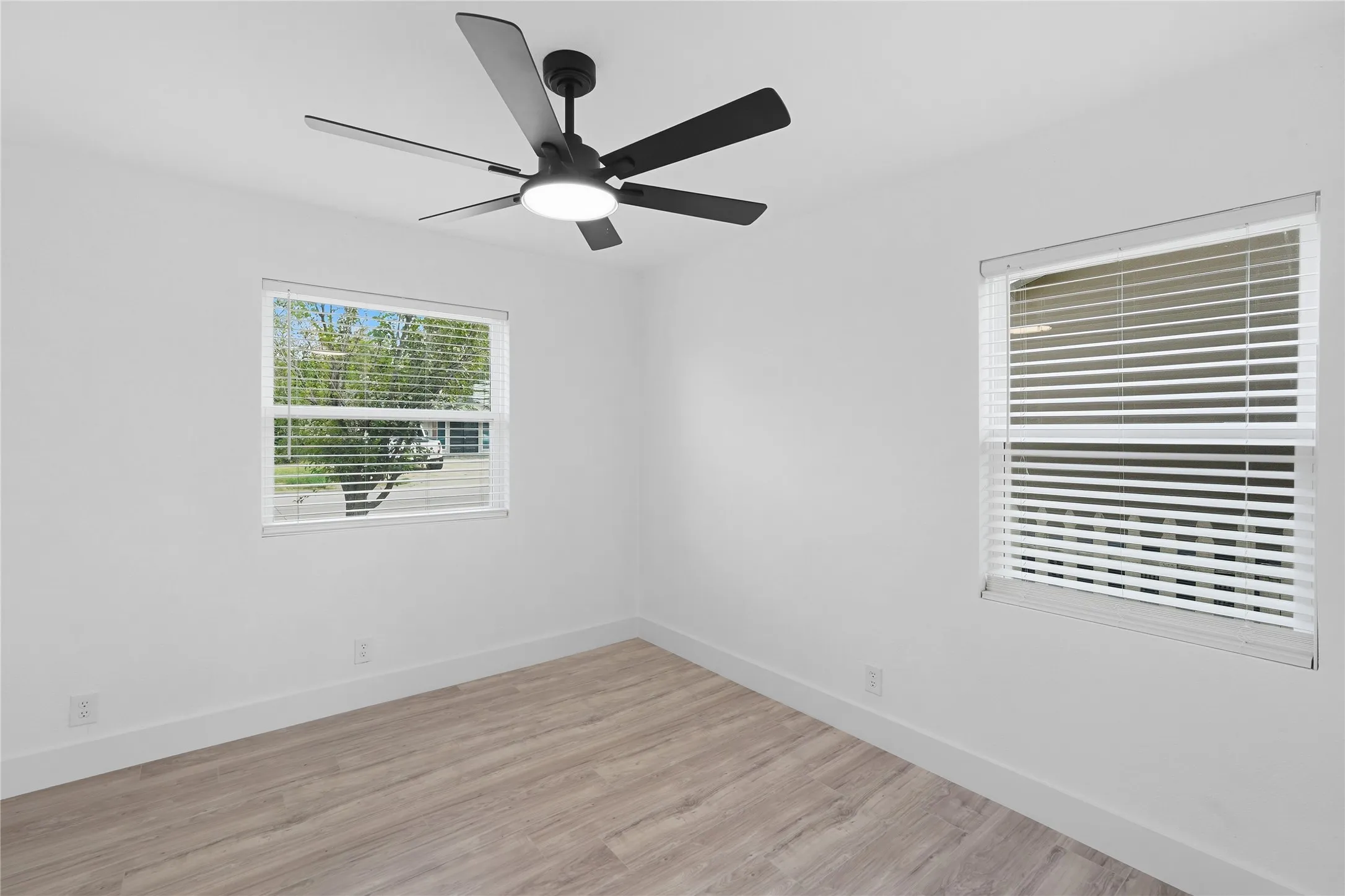 Single Family Residence For Sale in Tarrant County , 1504 Daniel Drive, Arlington, Texas 76010, 4 Bedroom, 2 Bathroom, Garage spaces, 1,239 Sqft, built in 1955, mls#21394531, Real Estate Agent in Arlington, Homes For Sale in Tarrant county, Homes For Sale in Arlington, Realtor in Arlington Texas, Real Estate Brokerage Independent Realty Texas, Luminita Cordes Realtor