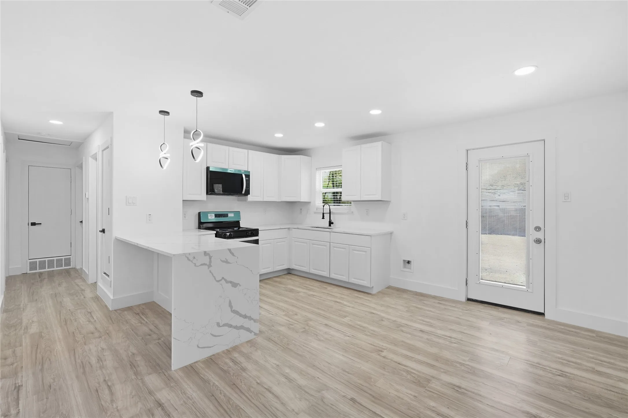 Single Family Residence For Sale in Tarrant County , 1504 Daniel Drive, Arlington, Texas 76010, 4 Bedroom, 2 Bathroom, Garage spaces, 1,239 Sqft, built in 1955, mls#21394531, Real Estate Agent in Arlington, Homes For Sale in Tarrant county, Homes For Sale in Arlington, Realtor in Arlington Texas, Real Estate Brokerage Independent Realty Texas, Luminita Cordes Realtor