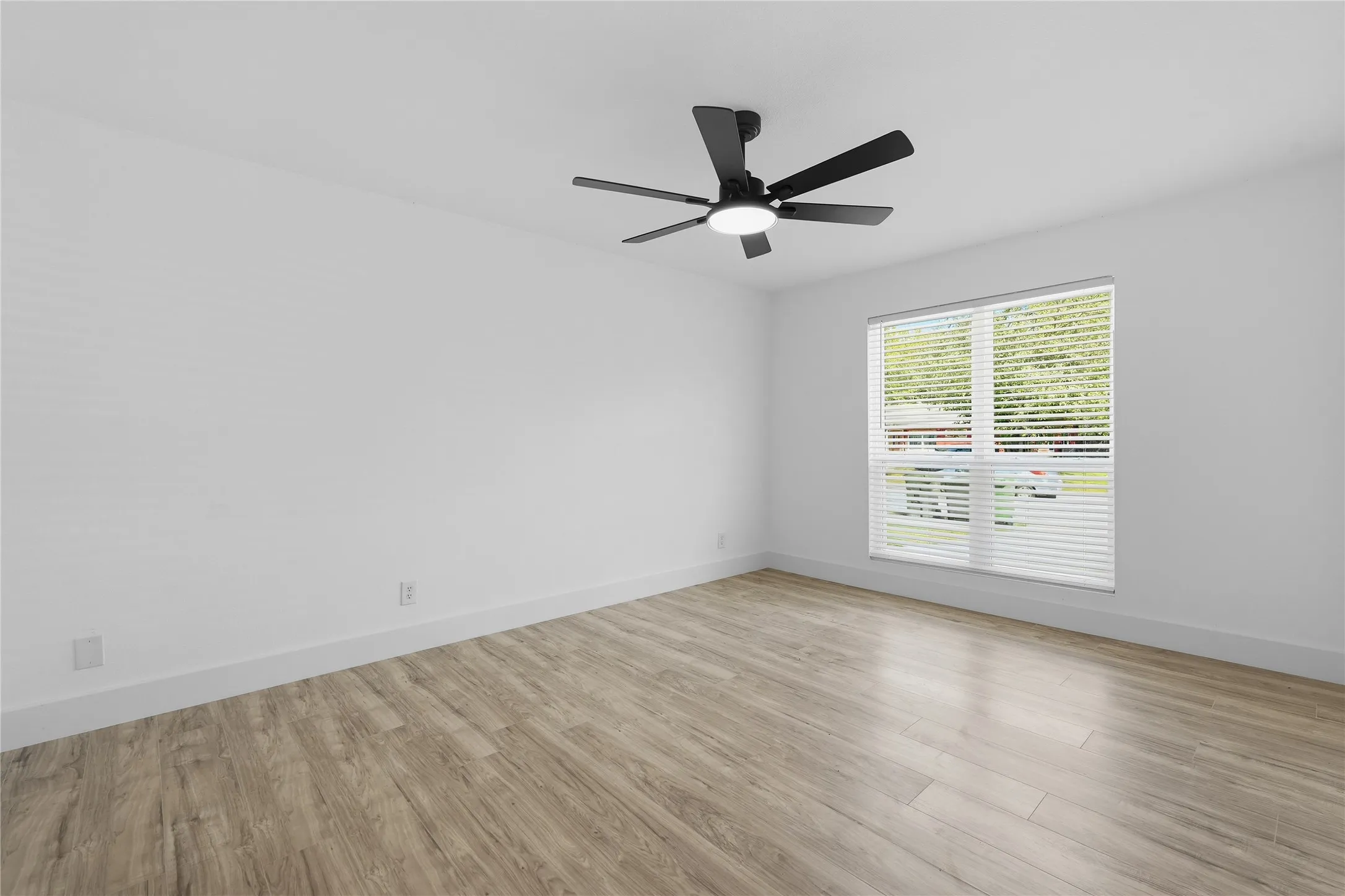 Single Family Residence For Sale in Tarrant County , 1504 Daniel Drive, Arlington, Texas 76010, 4 Bedroom, 2 Bathroom, Garage spaces, 1,239 Sqft, built in 1955, mls#21394531, Real Estate Agent in Arlington, Homes For Sale in Tarrant county, Homes For Sale in Arlington, Realtor in Arlington Texas, Real Estate Brokerage Independent Realty Texas, Luminita Cordes Realtor