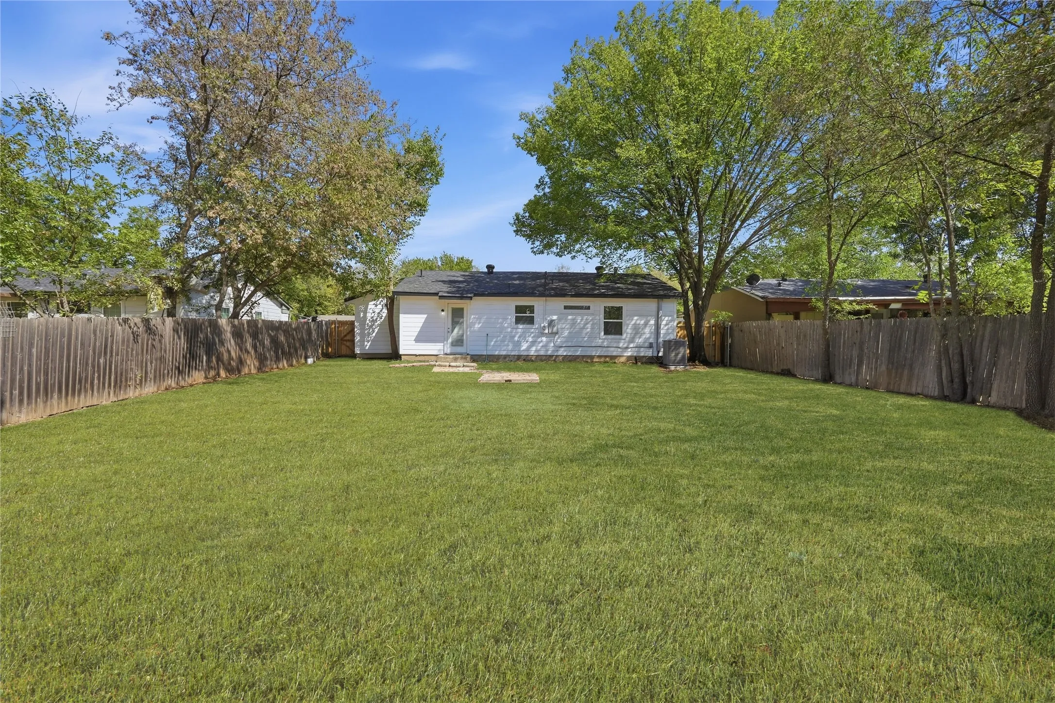 Single Family Residence For Sale in Tarrant County , 1504 Daniel Drive, Arlington, Texas 76010, 4 Bedroom, 2 Bathroom, Garage spaces, 1,239 Sqft, built in 1955, mls#21394531, Real Estate Agent in Arlington, Homes For Sale in Tarrant county, Homes For Sale in Arlington, Realtor in Arlington Texas, Real Estate Brokerage Independent Realty Texas, Luminita Cordes Realtor