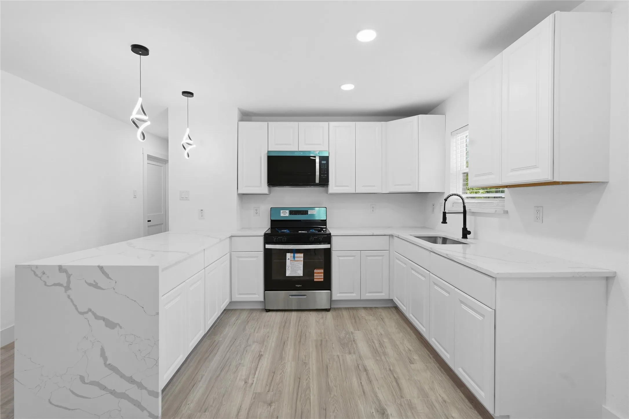 Single Family Residence For Sale in Tarrant County , 1504 Daniel Drive, Arlington, Texas 76010, 4 Bedroom, 2 Bathroom, Garage spaces, 1,239 Sqft, built in 1955, mls#21394531, Real Estate Agent in Arlington, Homes For Sale in Tarrant county, Homes For Sale in Arlington, Realtor in Arlington Texas, Real Estate Brokerage Independent Realty Texas, Luminita Cordes Realtor