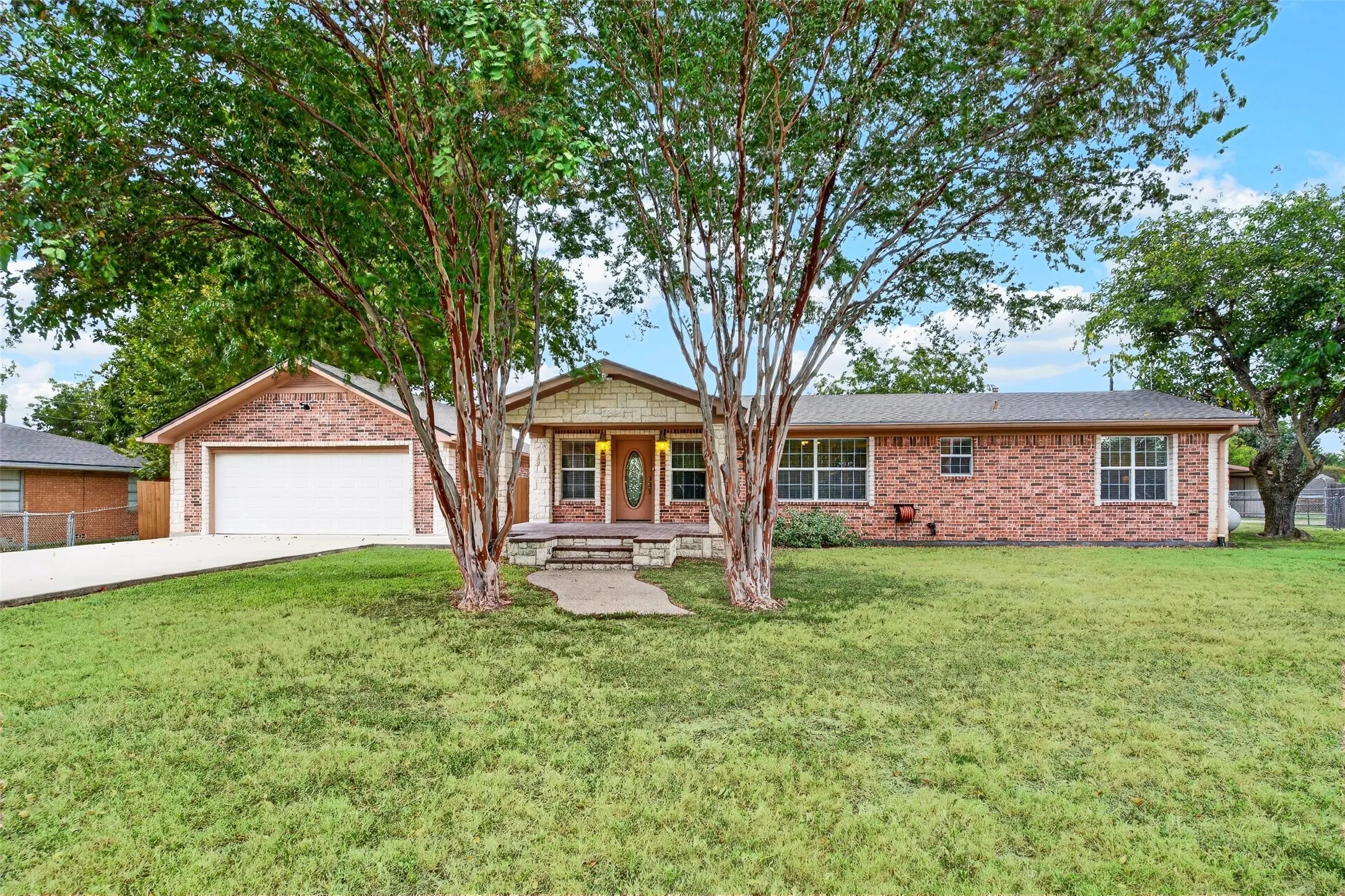 Single Family Residence For Sale in Mc Lennan County , 590 Bosque Lane, Mc Gregor, Texas 76657, 3 Bedroom, 2 Bathroom, 2 Garage spaces, 2,074 Sqft, built in 1965, mls#21394681, Real Estate Agent in Mc Gregor, Homes For Sale in Mc Lennan county, Homes For Sale in Mc Gregor, Realtor in Mc Gregor Texas, Real Estate Brokerage Independent Realty Texas, Luminita Cordes Realtor