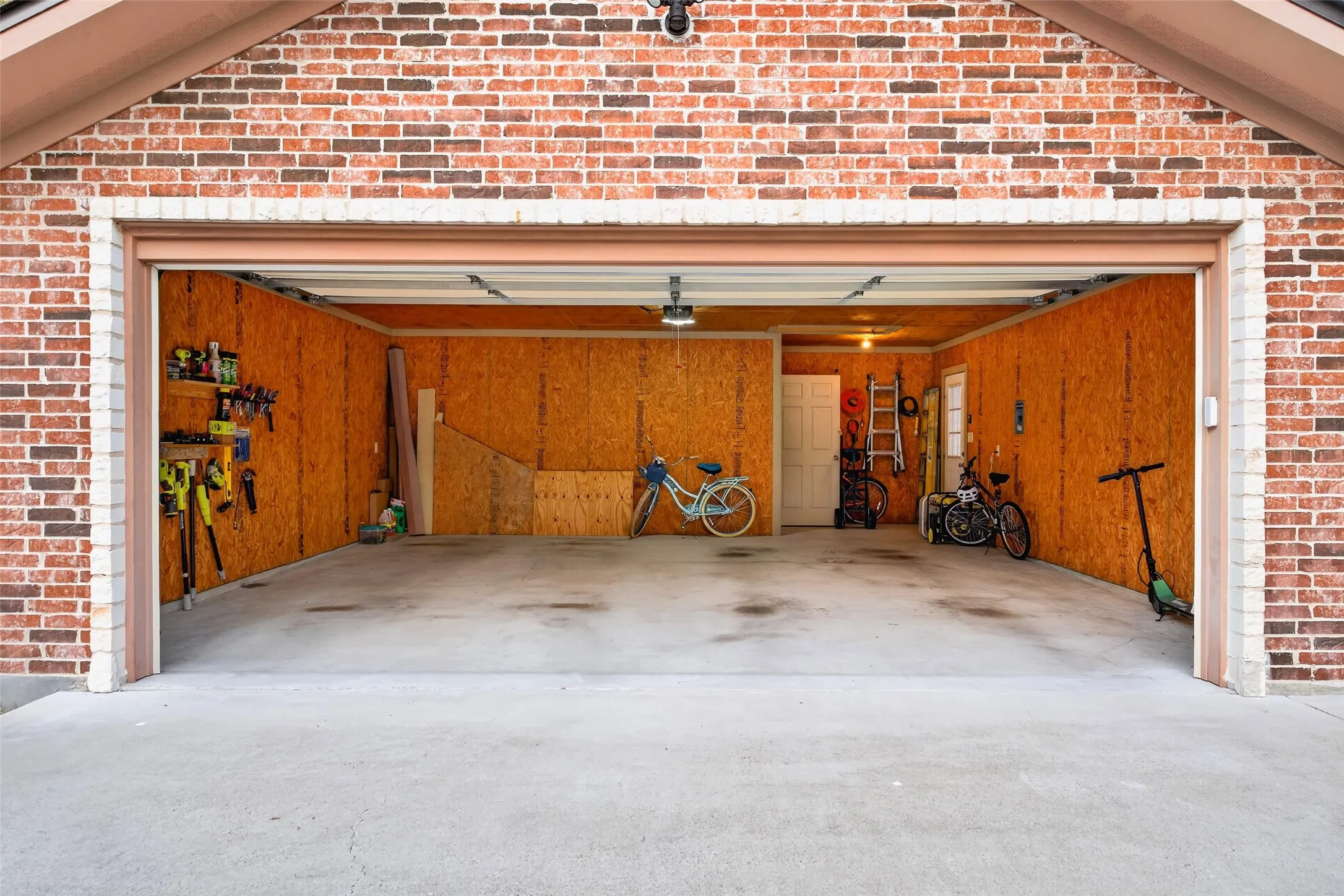 Single Family Residence For Sale in Mc Lennan County , 590 Bosque Lane, Mc Gregor, Texas 76657, 3 Bedroom, 2 Bathroom, 2 Garage spaces, 2,074 Sqft, built in 1965, mls#21394681, Real Estate Agent in Mc Gregor, Homes For Sale in Mc Lennan county, Homes For Sale in Mc Gregor, Realtor in Mc Gregor Texas, Real Estate Brokerage Independent Realty Texas, Luminita Cordes Realtor