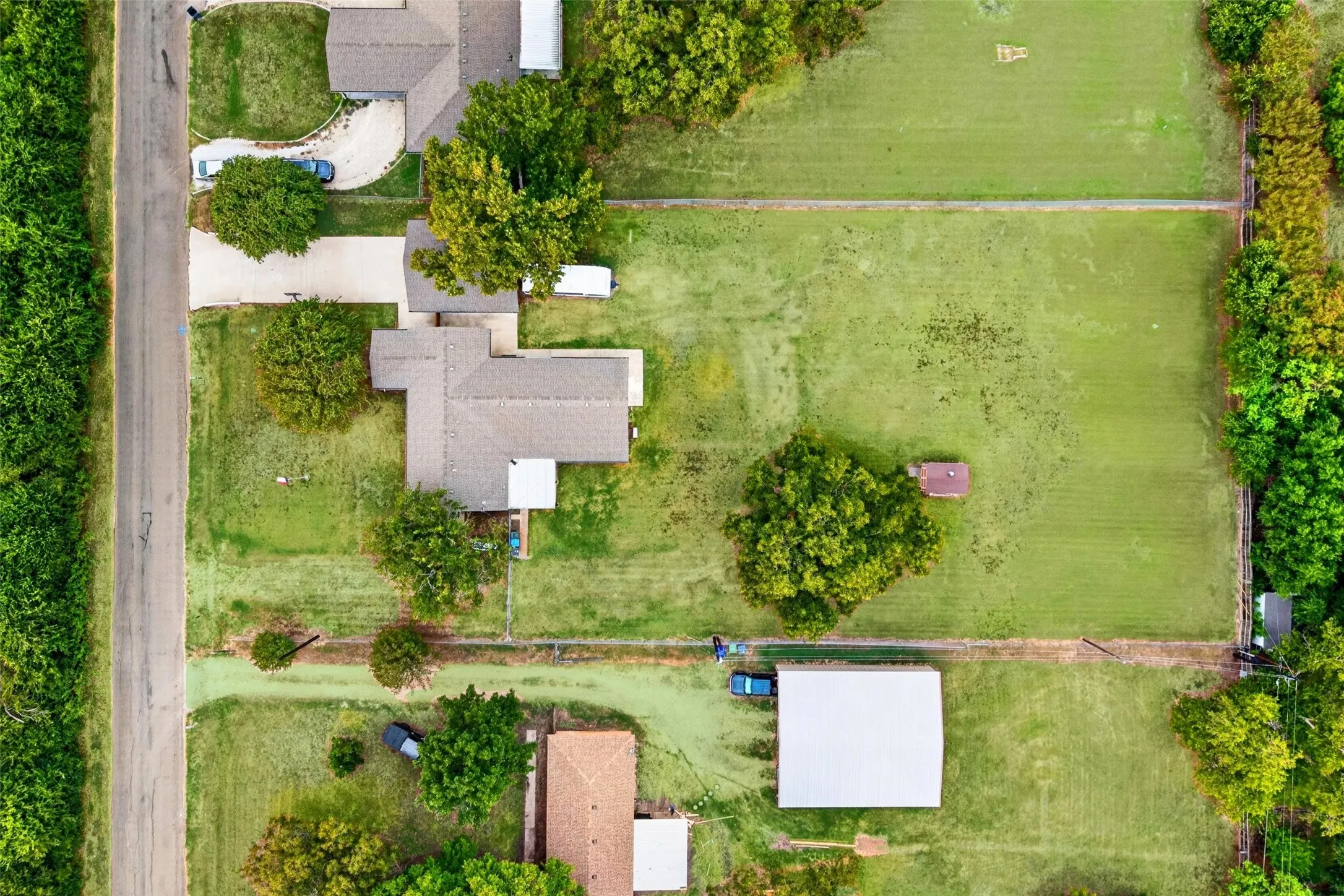 Single Family Residence For Sale in Mc Lennan County , 590 Bosque Lane, Mc Gregor, Texas 76657, 3 Bedroom, 2 Bathroom, 2 Garage spaces, 2,074 Sqft, built in 1965, mls#21394681, Real Estate Agent in Mc Gregor, Homes For Sale in Mc Lennan county, Homes For Sale in Mc Gregor, Realtor in Mc Gregor Texas, Real Estate Brokerage Independent Realty Texas, Luminita Cordes Realtor