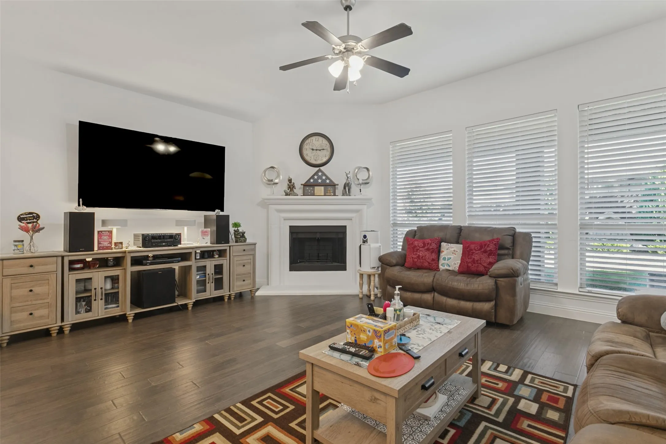 Single Family Residence For Sale in Denton County , 9401 Excursion Drive, Oak Point, Texas 75068, 3 Bedroom, 2 Bathroom, 3 Garage spaces, 2,171 Sqft, built in 2019, mls#21392431, Real Estate Agent in Oak Point, Homes For Sale in Denton county, Homes For Sale in Oak Point, Realtor in Oak Point Texas, Real Estate Brokerage Independent Realty Texas, Luminita Cordes Realtor