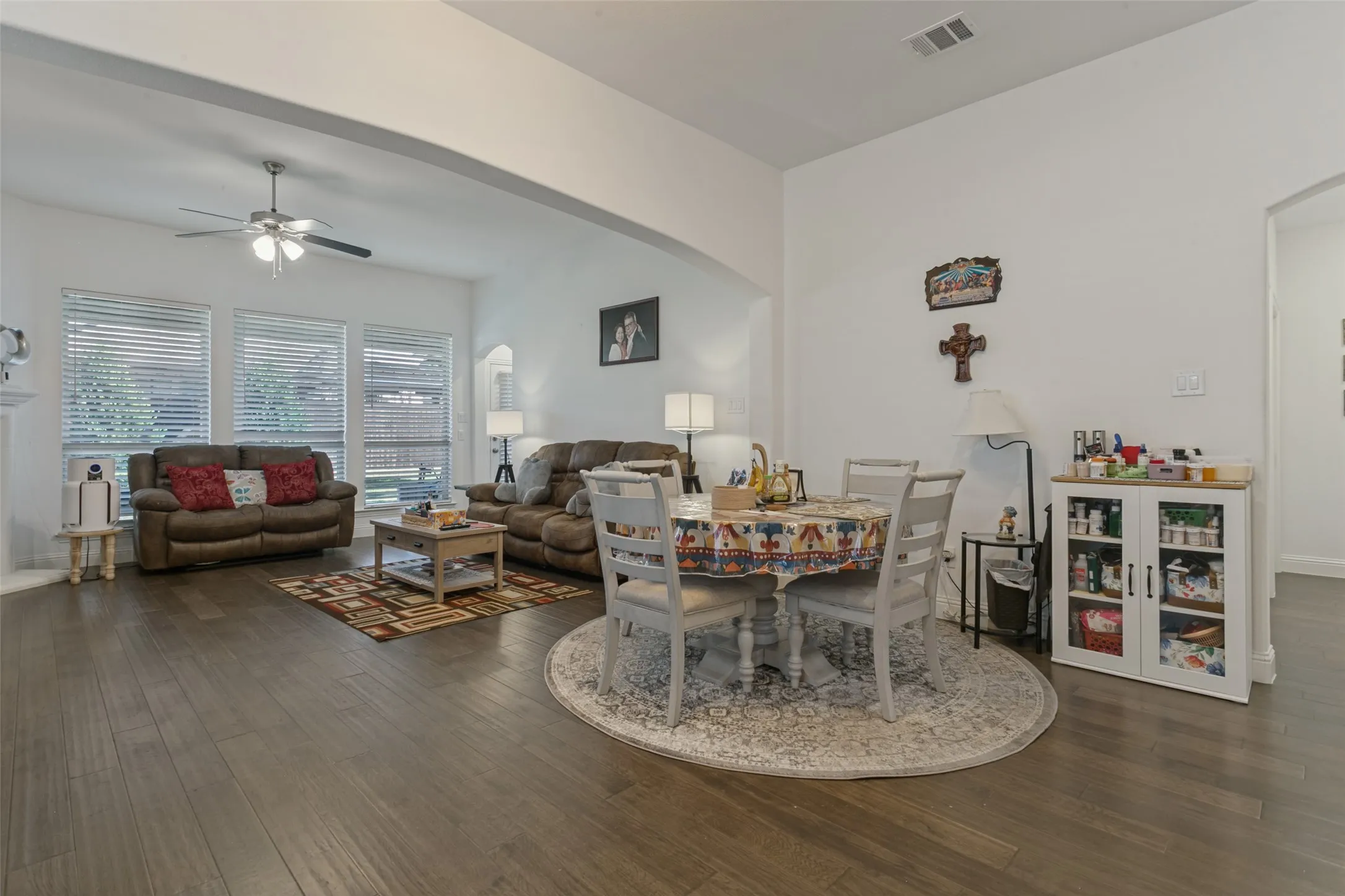 Single Family Residence For Sale in Denton County , 9401 Excursion Drive, Oak Point, Texas 75068, 3 Bedroom, 2 Bathroom, 3 Garage spaces, 2,171 Sqft, built in 2019, mls#21392431, Real Estate Agent in Oak Point, Homes For Sale in Denton county, Homes For Sale in Oak Point, Realtor in Oak Point Texas, Real Estate Brokerage Independent Realty Texas, Luminita Cordes Realtor