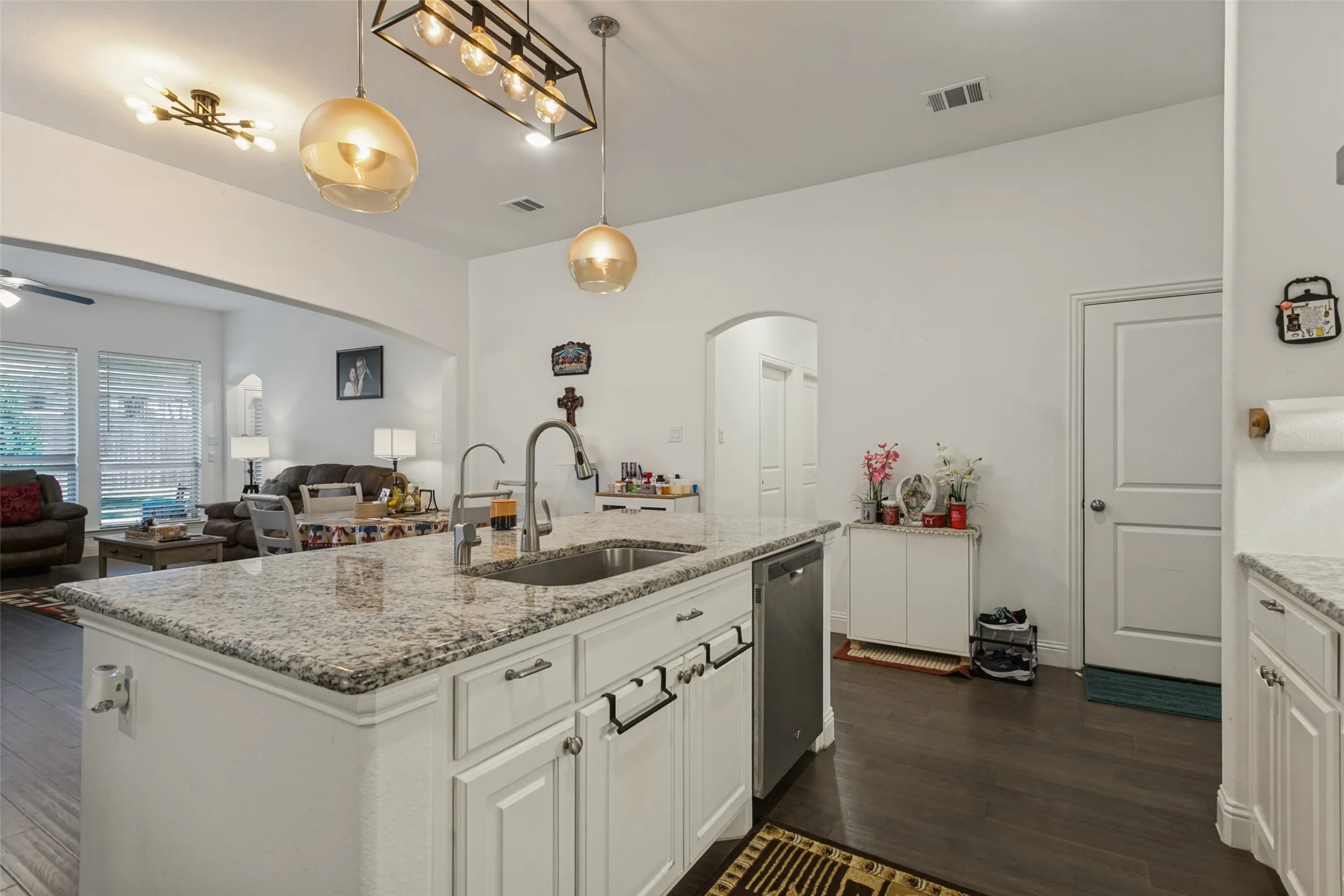 Single Family Residence For Sale in Denton County , 9401 Excursion Drive, Oak Point, Texas 75068, 3 Bedroom, 2 Bathroom, 3 Garage spaces, 2,171 Sqft, built in 2019, mls#21392431, Real Estate Agent in Oak Point, Homes For Sale in Denton county, Homes For Sale in Oak Point, Realtor in Oak Point Texas, Real Estate Brokerage Independent Realty Texas, Luminita Cordes Realtor