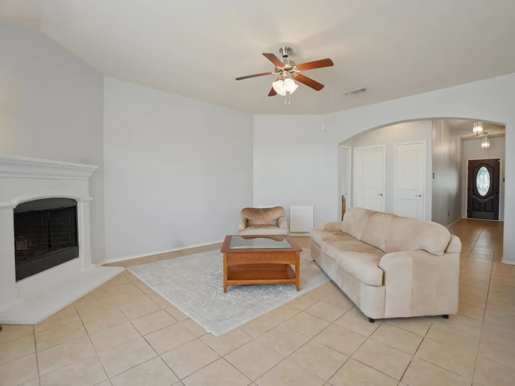Single Family Residence For Sale in Denton County , 15012 Frisco Ranch Drive, Little Elm, Texas 75068, 3 Bedroom, 2 Bathroom, 2 Garage spaces, 1,668 Sqft, built in 2012, mls#21393074, Real Estate Agent in Little Elm, Homes For Sale in Denton county, Homes For Sale in Little Elm, Realtor in Little Elm Texas, Real Estate Brokerage Independent Realty Texas, Luminita Cordes Realtor