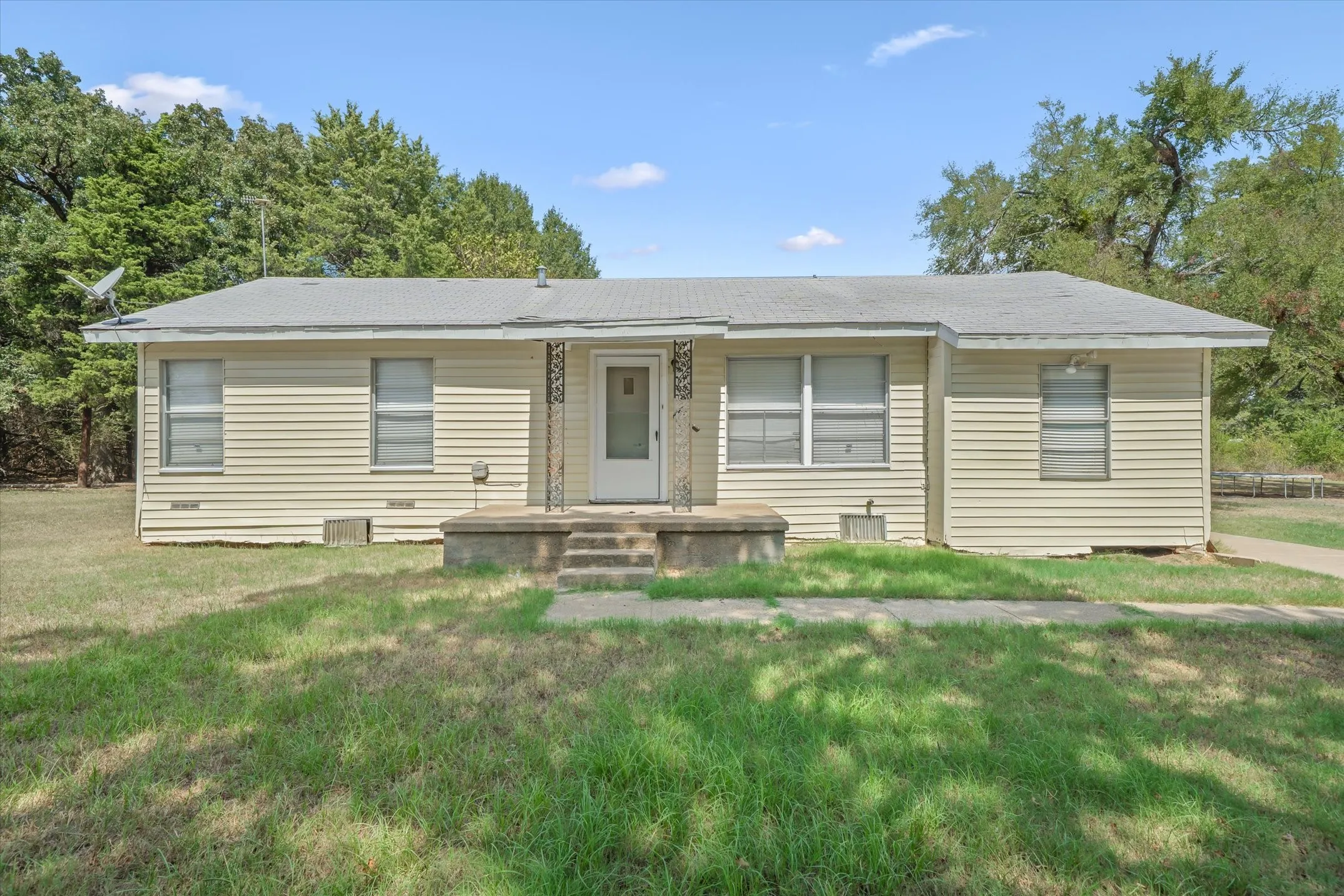 Guest or Rent  house on site.