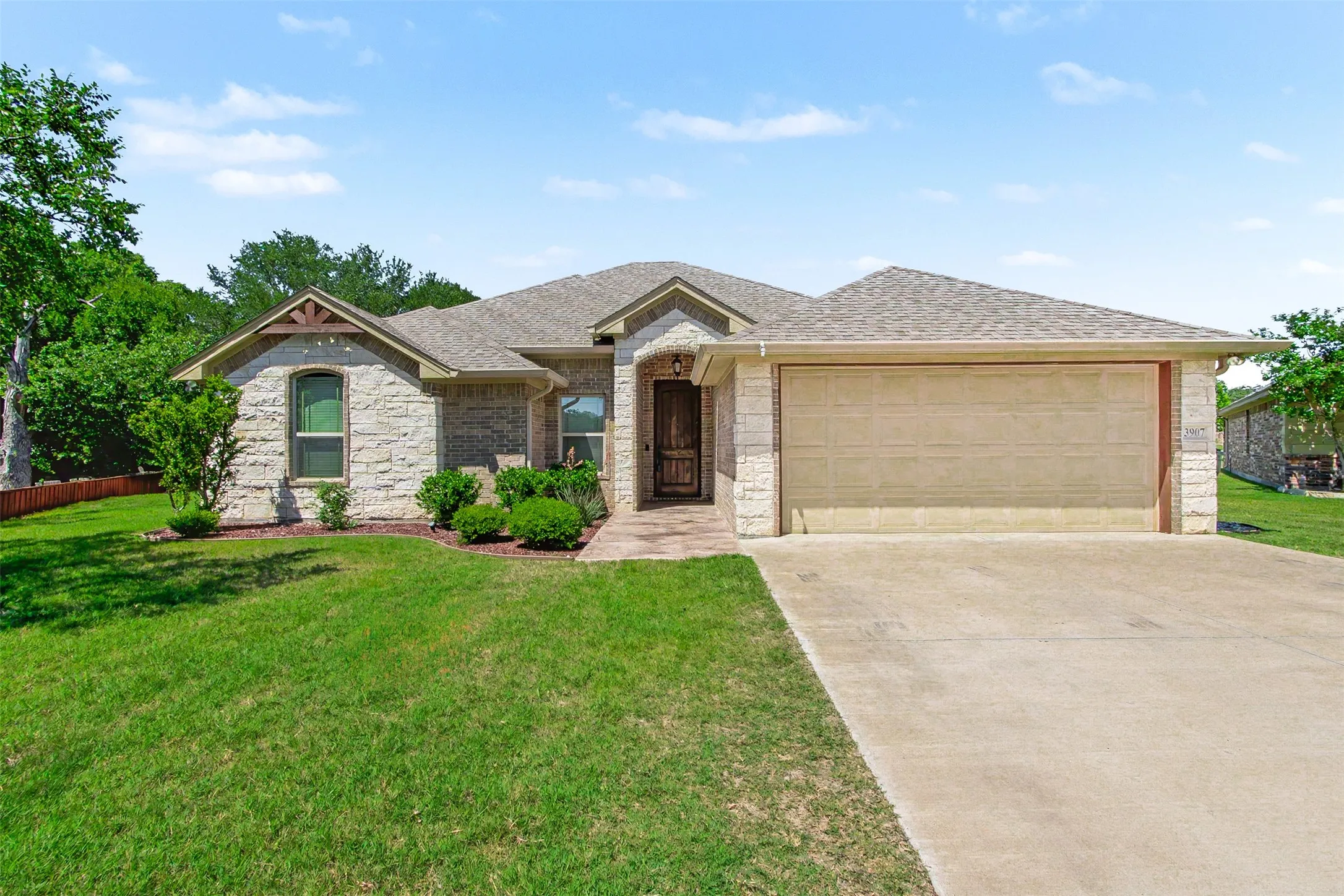 Single Family Residence For Sale in Hood County , 3907 Del Rio Court, Granbury, Texas 76049, 4 Bedroom, 2 Bathroom, 3 Garage spaces, 1,736 Sqft, built in 2018, mls#21395537, Real Estate Agent in Granbury, Homes For Sale in Hood county, Homes For Sale in Granbury, Realtor in Granbury Texas, Real Estate Brokerage Independent Realty Texas, Luminita Cordes Realtor
