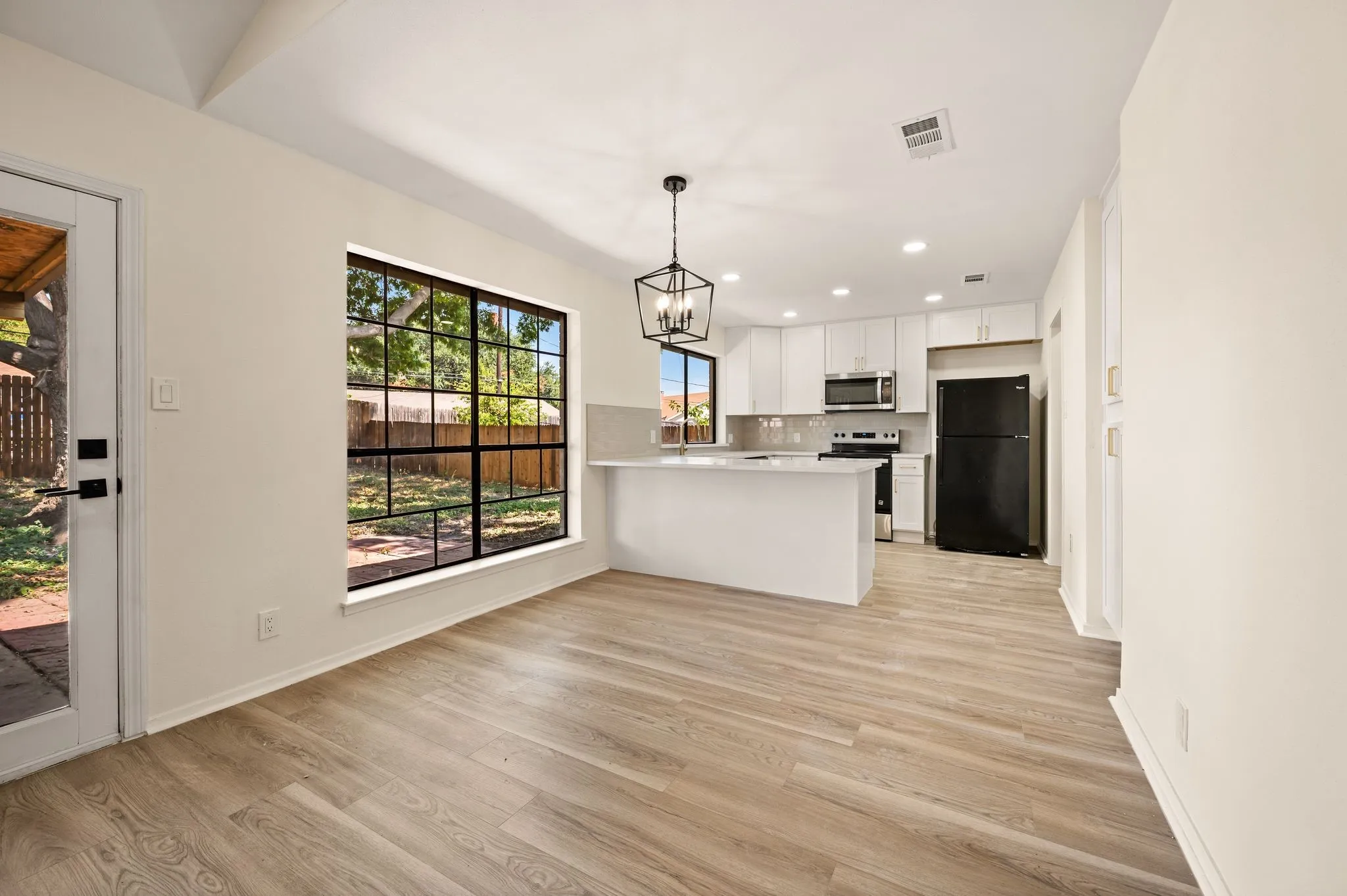 Single Family Residence For Sale in Tarrant County , 1705 S Timber Court, Benbrook, Texas 76126, 3 Bedroom, 2 Bathroom, 2 Garage spaces, 1,436 Sqft, built in 1977, mls#21395447, Real Estate Agent in Benbrook, Homes For Sale in Tarrant county, Homes For Sale in Benbrook, Realtor in Benbrook Texas, Real Estate Brokerage Independent Realty Texas, Luminita Cordes Realtor