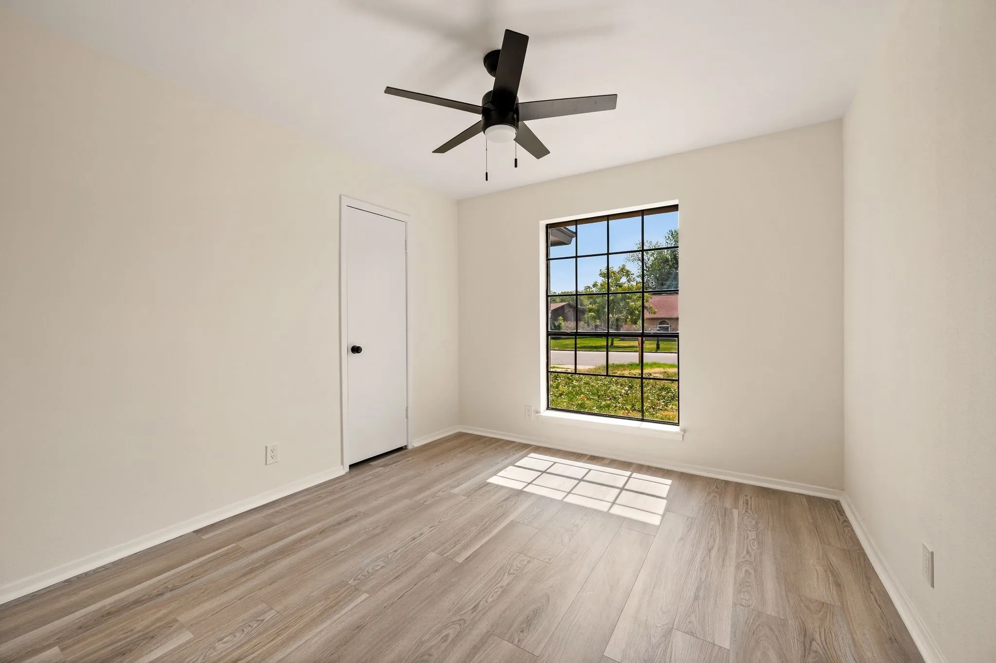 Single Family Residence For Sale in Tarrant County , 1705 S Timber Court, Benbrook, Texas 76126, 3 Bedroom, 2 Bathroom, 2 Garage spaces, 1,436 Sqft, built in 1977, mls#21395447, Real Estate Agent in Benbrook, Homes For Sale in Tarrant county, Homes For Sale in Benbrook, Realtor in Benbrook Texas, Real Estate Brokerage Independent Realty Texas, Luminita Cordes Realtor