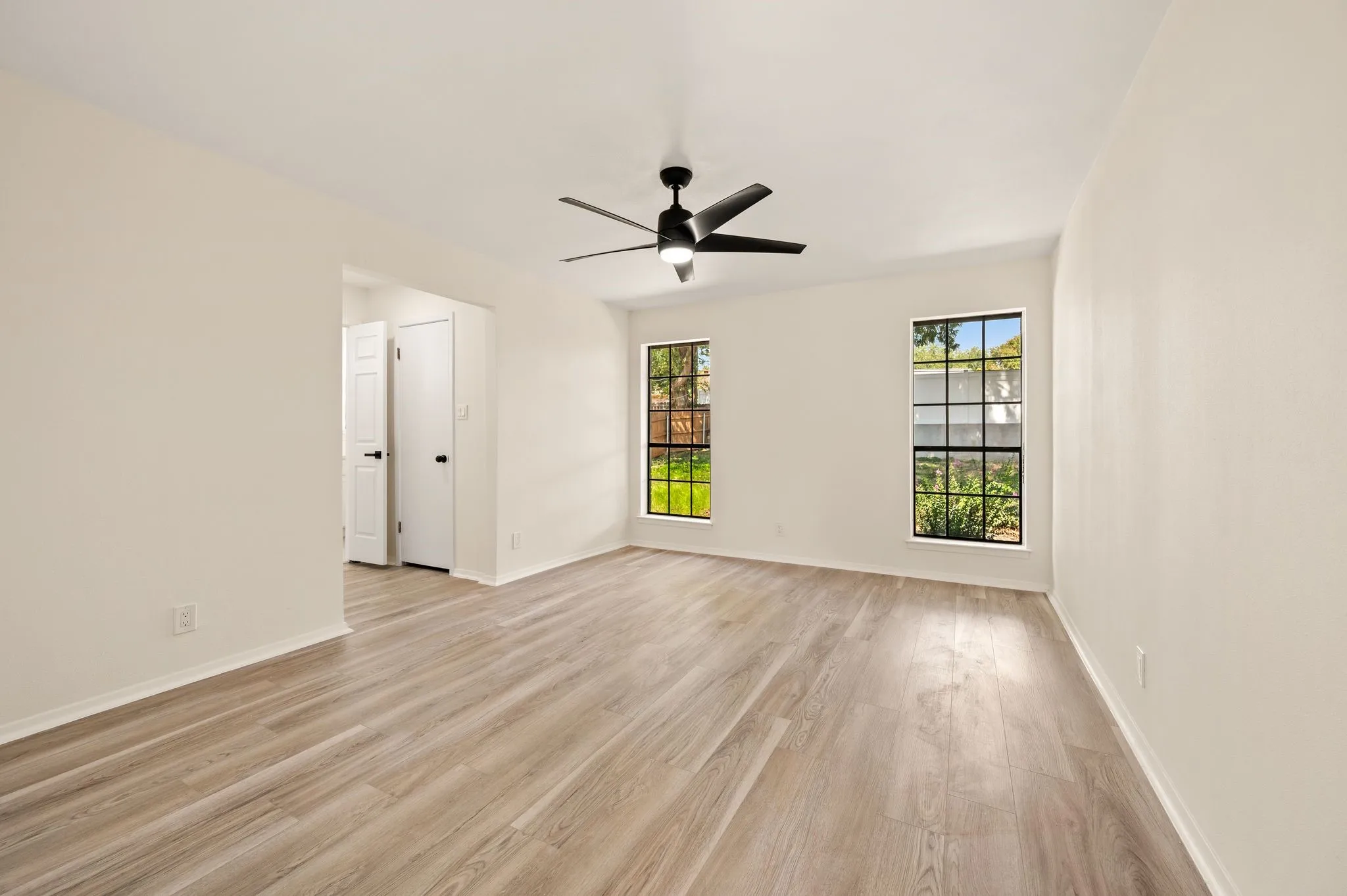 Single Family Residence For Sale in Tarrant County , 1705 S Timber Court, Benbrook, Texas 76126, 3 Bedroom, 2 Bathroom, 2 Garage spaces, 1,436 Sqft, built in 1977, mls#21395447, Real Estate Agent in Benbrook, Homes For Sale in Tarrant county, Homes For Sale in Benbrook, Realtor in Benbrook Texas, Real Estate Brokerage Independent Realty Texas, Luminita Cordes Realtor