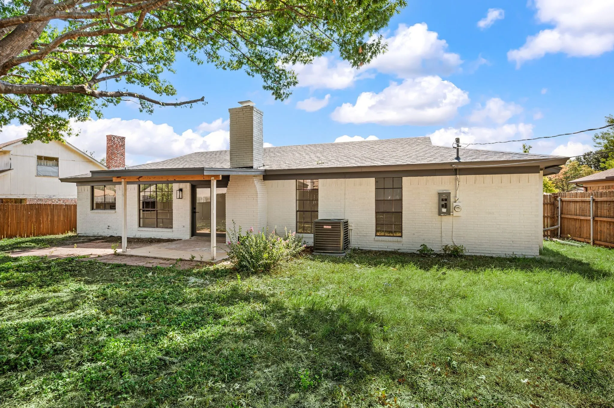 Single Family Residence For Sale in Tarrant County , 1705 S Timber Court, Benbrook, Texas 76126, 3 Bedroom, 2 Bathroom, 2 Garage spaces, 1,436 Sqft, built in 1977, mls#21395447, Real Estate Agent in Benbrook, Homes For Sale in Tarrant county, Homes For Sale in Benbrook, Realtor in Benbrook Texas, Real Estate Brokerage Independent Realty Texas, Luminita Cordes Realtor