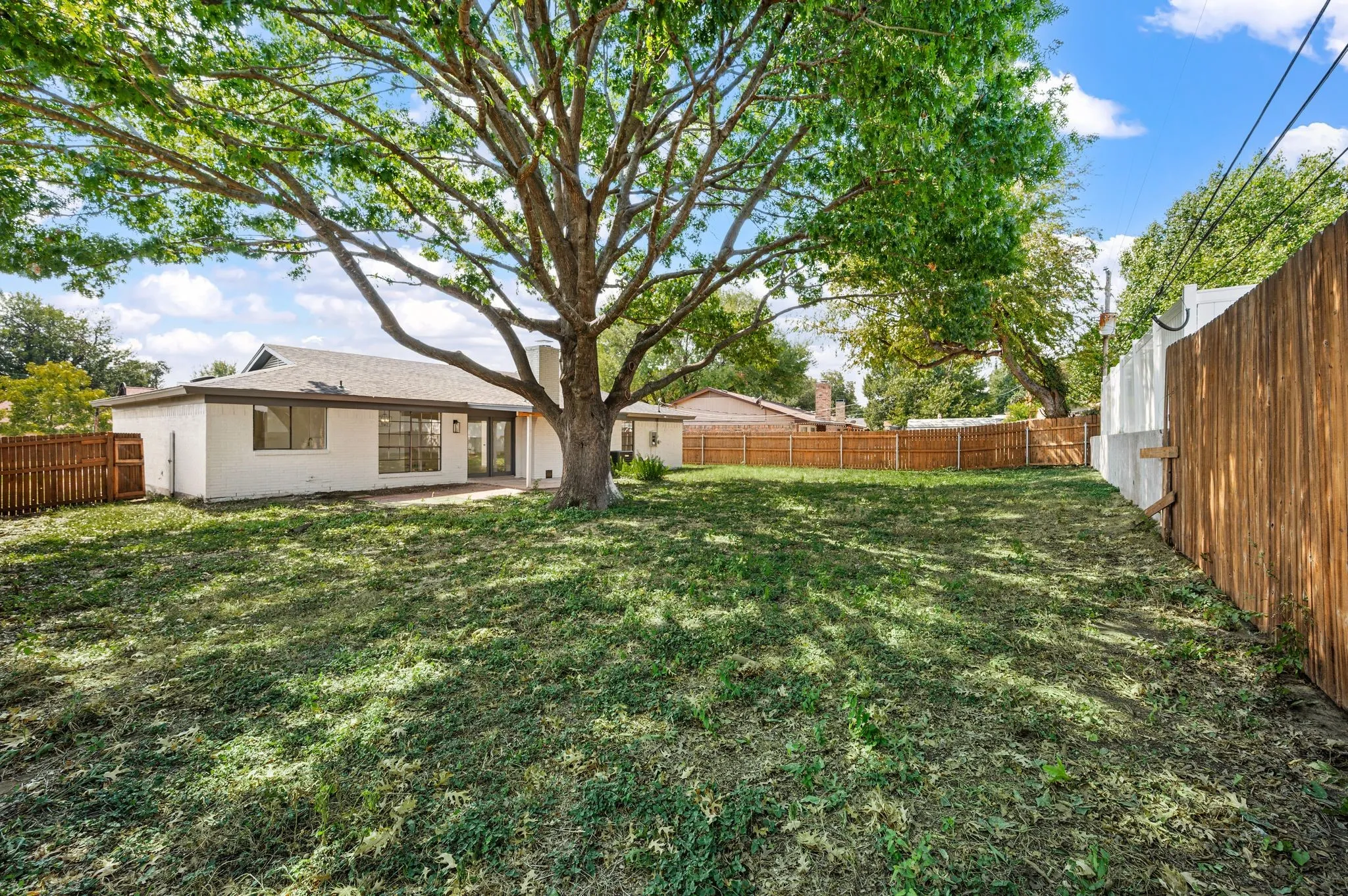 Single Family Residence For Sale in Tarrant County , 1705 S Timber Court, Benbrook, Texas 76126, 3 Bedroom, 2 Bathroom, 2 Garage spaces, 1,436 Sqft, built in 1977, mls#21395447, Real Estate Agent in Benbrook, Homes For Sale in Tarrant county, Homes For Sale in Benbrook, Realtor in Benbrook Texas, Real Estate Brokerage Independent Realty Texas, Luminita Cordes Realtor