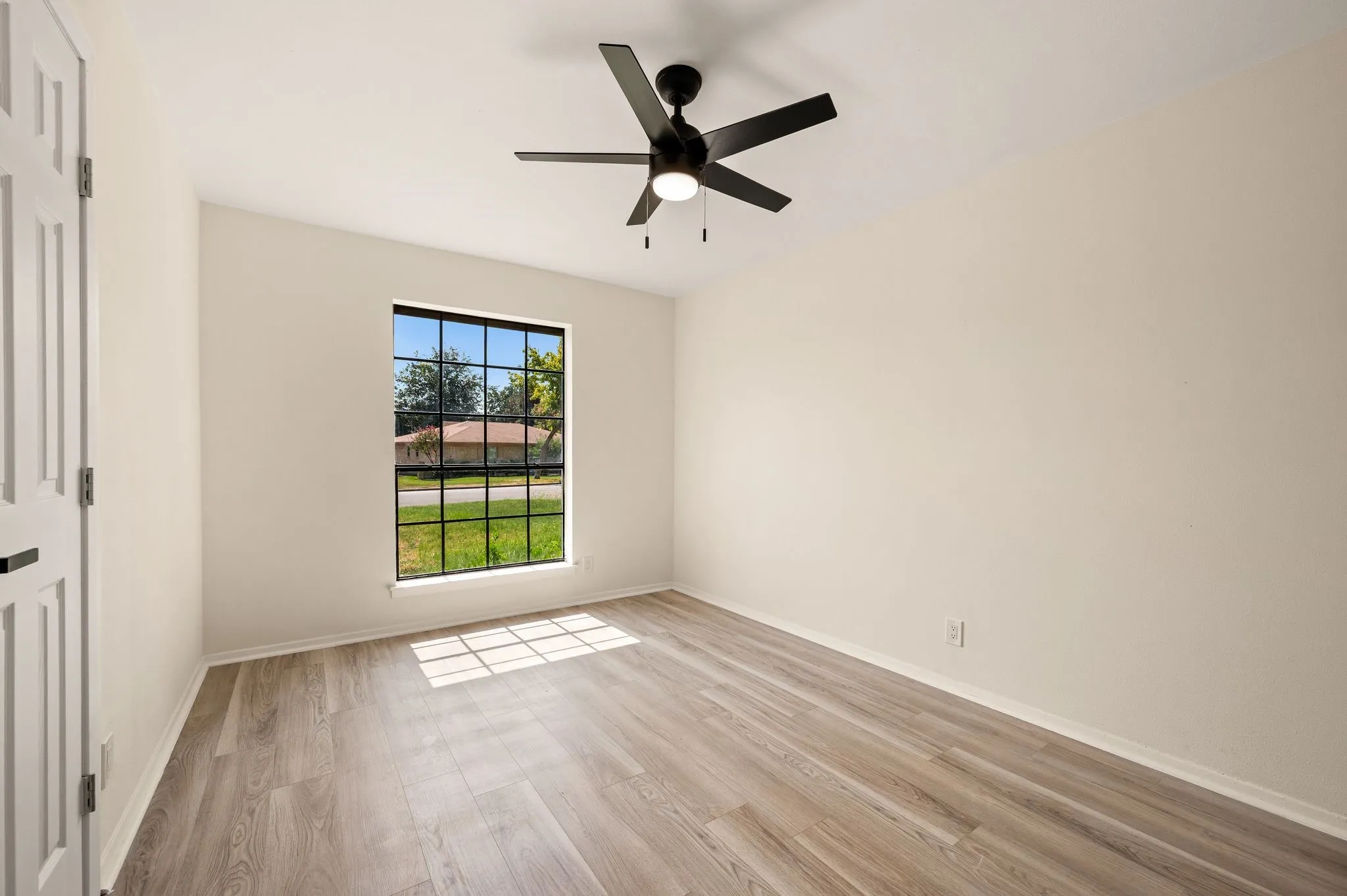 Single Family Residence For Sale in Tarrant County , 1705 S Timber Court, Benbrook, Texas 76126, 3 Bedroom, 2 Bathroom, 2 Garage spaces, 1,436 Sqft, built in 1977, mls#21395447, Real Estate Agent in Benbrook, Homes For Sale in Tarrant county, Homes For Sale in Benbrook, Realtor in Benbrook Texas, Real Estate Brokerage Independent Realty Texas, Luminita Cordes Realtor
