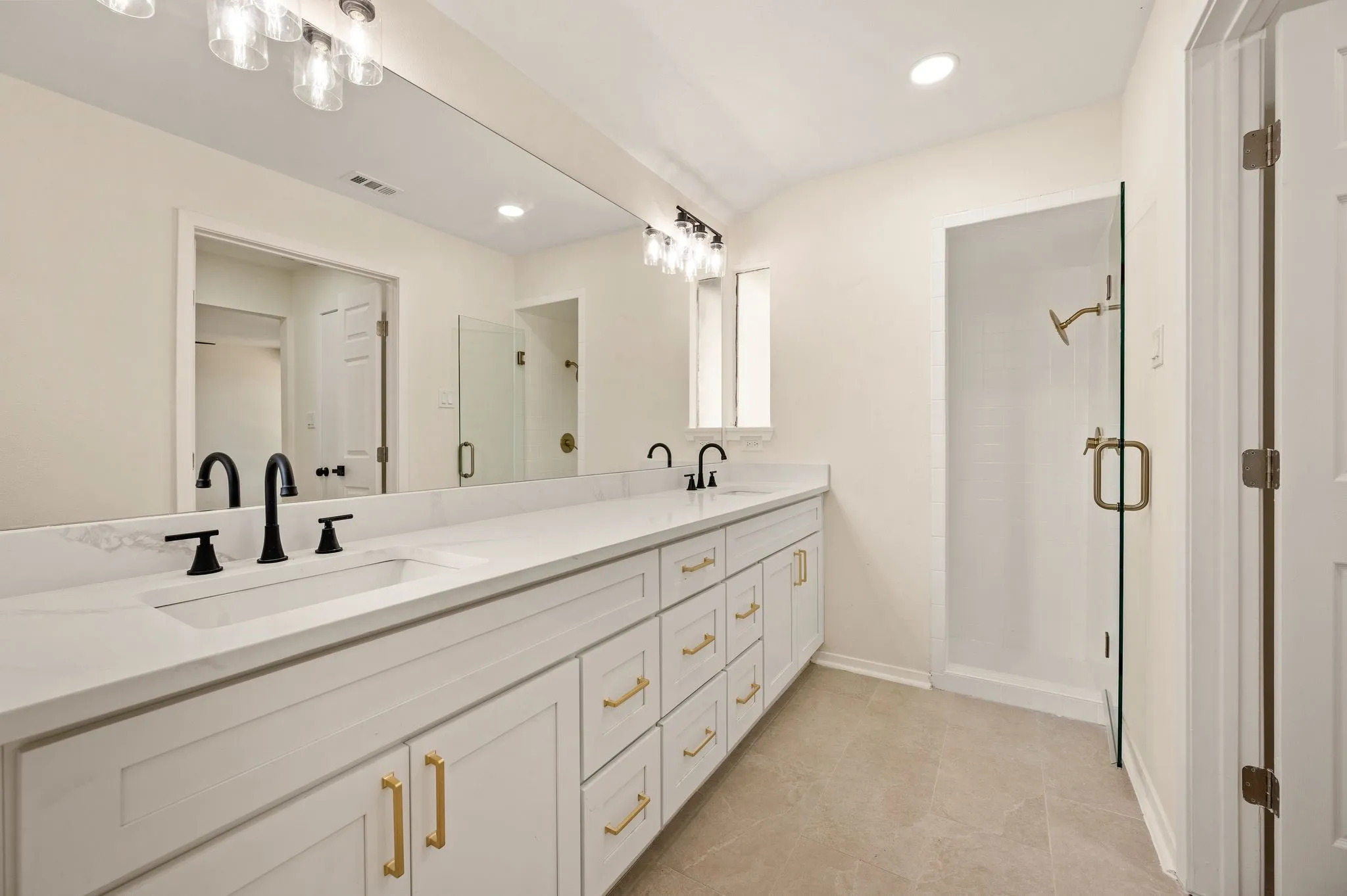 Single Family Residence For Sale in Tarrant County , 1705 S Timber Court, Benbrook, Texas 76126, 3 Bedroom, 2 Bathroom, 2 Garage spaces, 1,436 Sqft, built in 1977, mls#21395447, Real Estate Agent in Benbrook, Homes For Sale in Tarrant county, Homes For Sale in Benbrook, Realtor in Benbrook Texas, Real Estate Brokerage Independent Realty Texas, Luminita Cordes Realtor