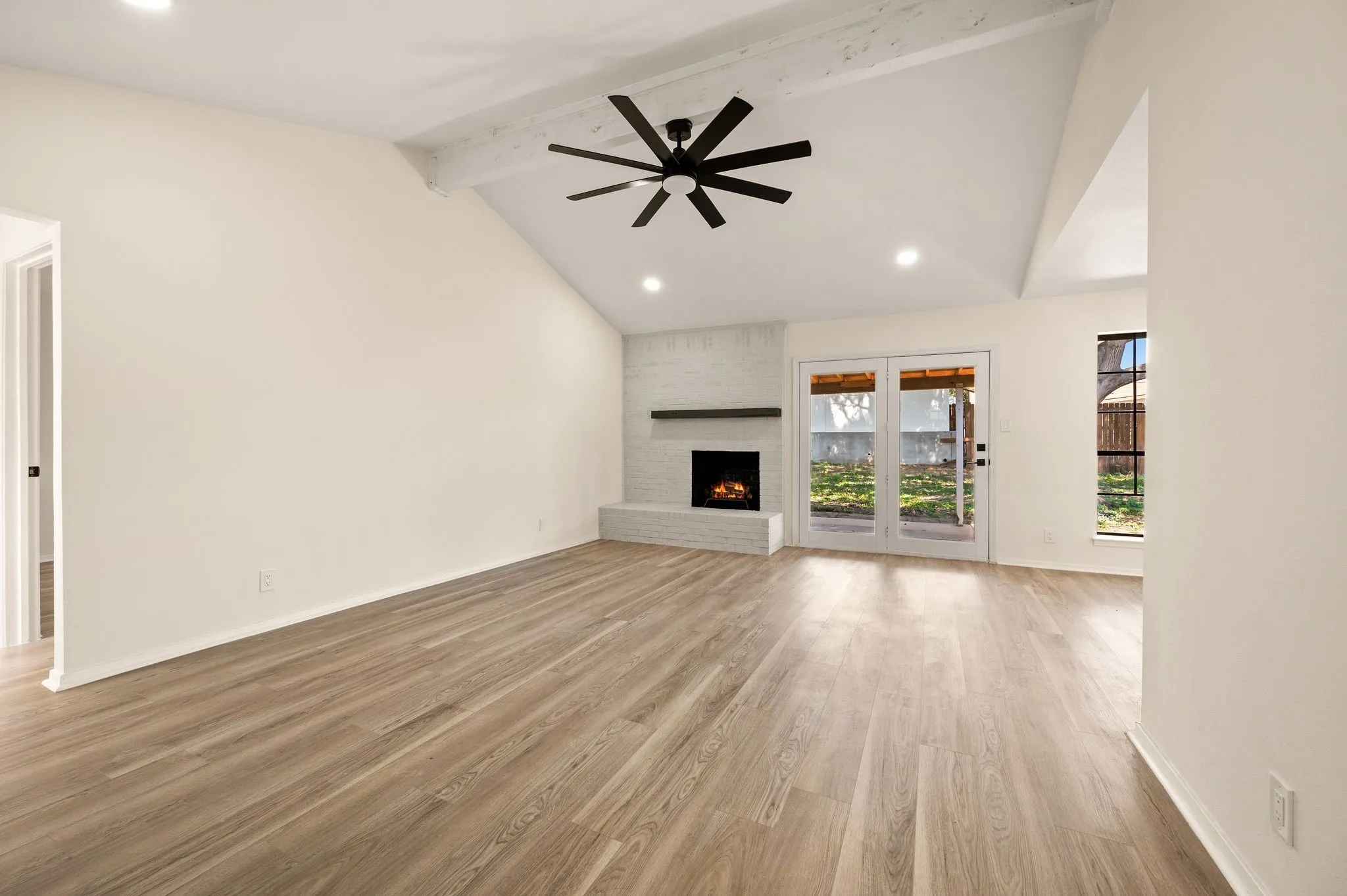 Single Family Residence For Sale in Tarrant County , 1705 S Timber Court, Benbrook, Texas 76126, 3 Bedroom, 2 Bathroom, 2 Garage spaces, 1,436 Sqft, built in 1977, mls#21395447, Real Estate Agent in Benbrook, Homes For Sale in Tarrant county, Homes For Sale in Benbrook, Realtor in Benbrook Texas, Real Estate Brokerage Independent Realty Texas, Luminita Cordes Realtor