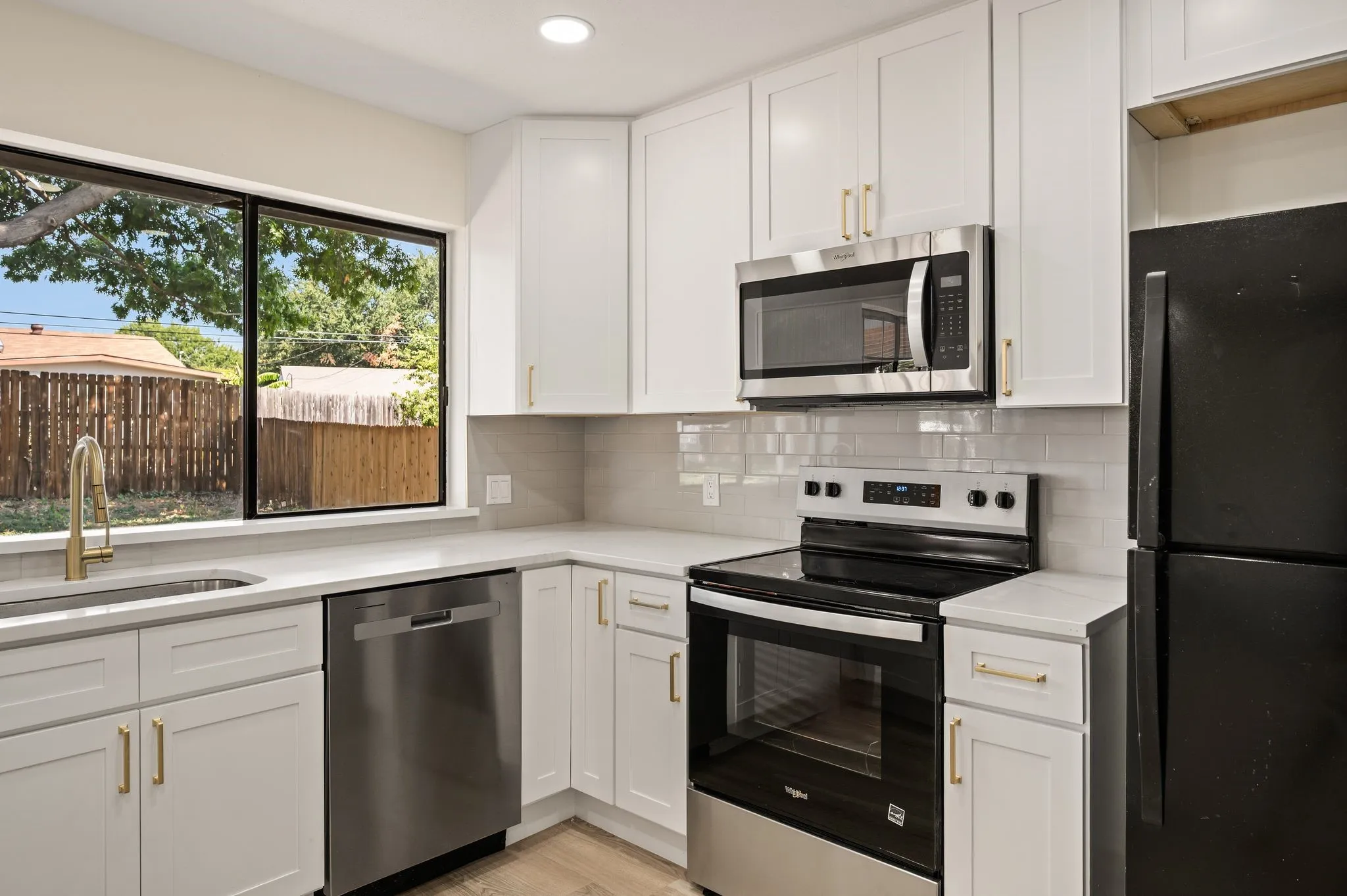 Single Family Residence For Sale in Tarrant County , 1705 S Timber Court, Benbrook, Texas 76126, 3 Bedroom, 2 Bathroom, 2 Garage spaces, 1,436 Sqft, built in 1977, mls#21395447, Real Estate Agent in Benbrook, Homes For Sale in Tarrant county, Homes For Sale in Benbrook, Realtor in Benbrook Texas, Real Estate Brokerage Independent Realty Texas, Luminita Cordes Realtor