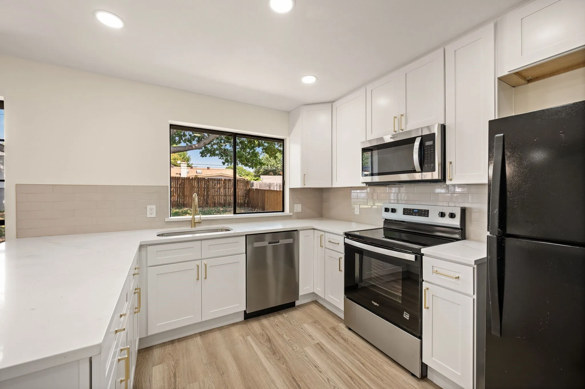Single Family Residence For Sale in Tarrant County , 1705 S Timber Court, Benbrook, Texas 76126, 3 Bedroom, 2 Bathroom, 2 Garage spaces, 1,436 Sqft, built in 1977, mls#21395447, Real Estate Agent in Benbrook, Homes For Sale in Tarrant county, Homes For Sale in Benbrook, Realtor in Benbrook Texas, Real Estate Brokerage Independent Realty Texas, Luminita Cordes Realtor