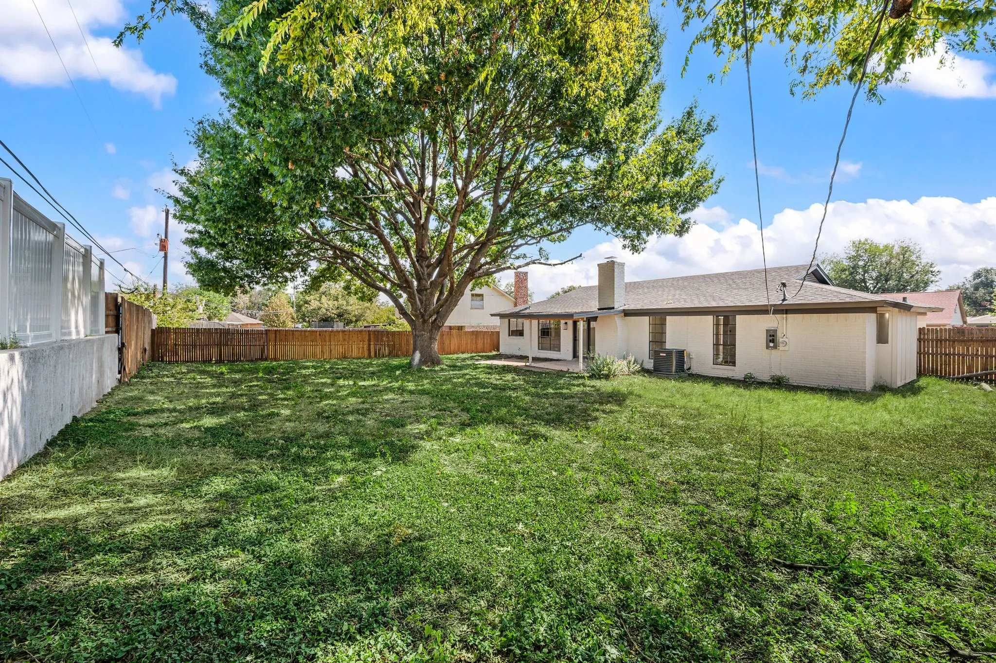 Single Family Residence For Sale in Tarrant County , 1705 S Timber Court, Benbrook, Texas 76126, 3 Bedroom, 2 Bathroom, 2 Garage spaces, 1,436 Sqft, built in 1977, mls#21395447, Real Estate Agent in Benbrook, Homes For Sale in Tarrant county, Homes For Sale in Benbrook, Realtor in Benbrook Texas, Real Estate Brokerage Independent Realty Texas, Luminita Cordes Realtor