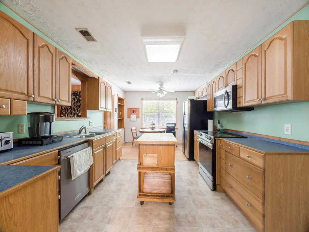 Single Family Residence For Sale in Grayson County , 87 Micajah Davis Lane, Denison, Texas 75020, 3 Bedroom, 2 Bathroom, 2 Garage spaces, 2,107 Sqft, built in 1962, mls#21395514, Real Estate Agent in Denison, Homes For Sale in Grayson county, Homes For Sale in Denison, Realtor in Denison Texas, Real Estate Brokerage Independent Realty Texas, Luminita Cordes Realtor