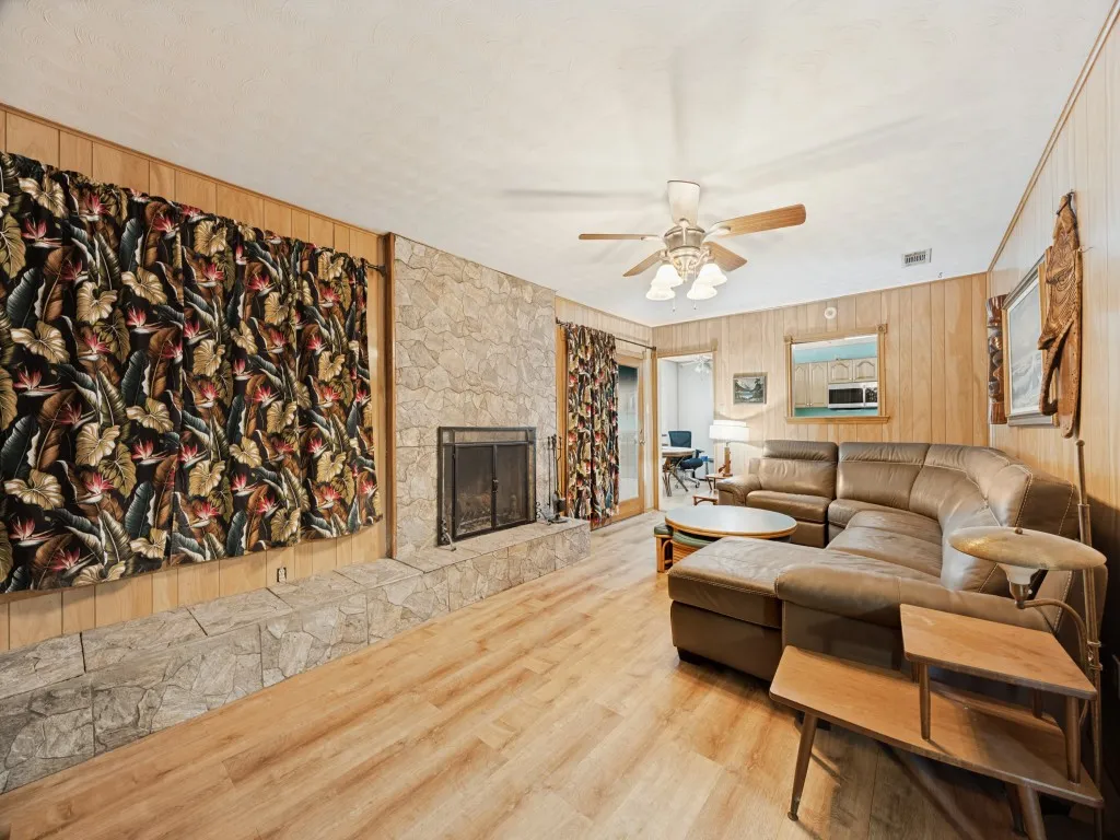 Single Family Residence For Sale in Grayson County , 87 Micajah Davis Lane, Denison, Texas 75020, 3 Bedroom, 2 Bathroom, 2 Garage spaces, 2,107 Sqft, built in 1962, mls#21395514, Real Estate Agent in Denison, Homes For Sale in Grayson county, Homes For Sale in Denison, Realtor in Denison Texas, Real Estate Brokerage Independent Realty Texas, Luminita Cordes Realtor